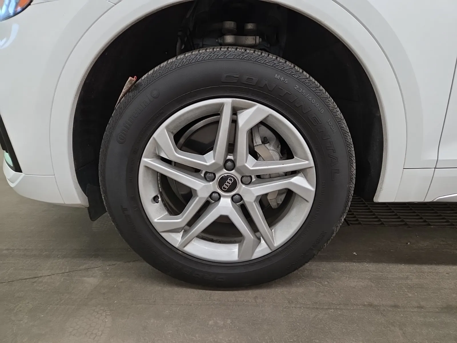 Front driver wheel/tire photo