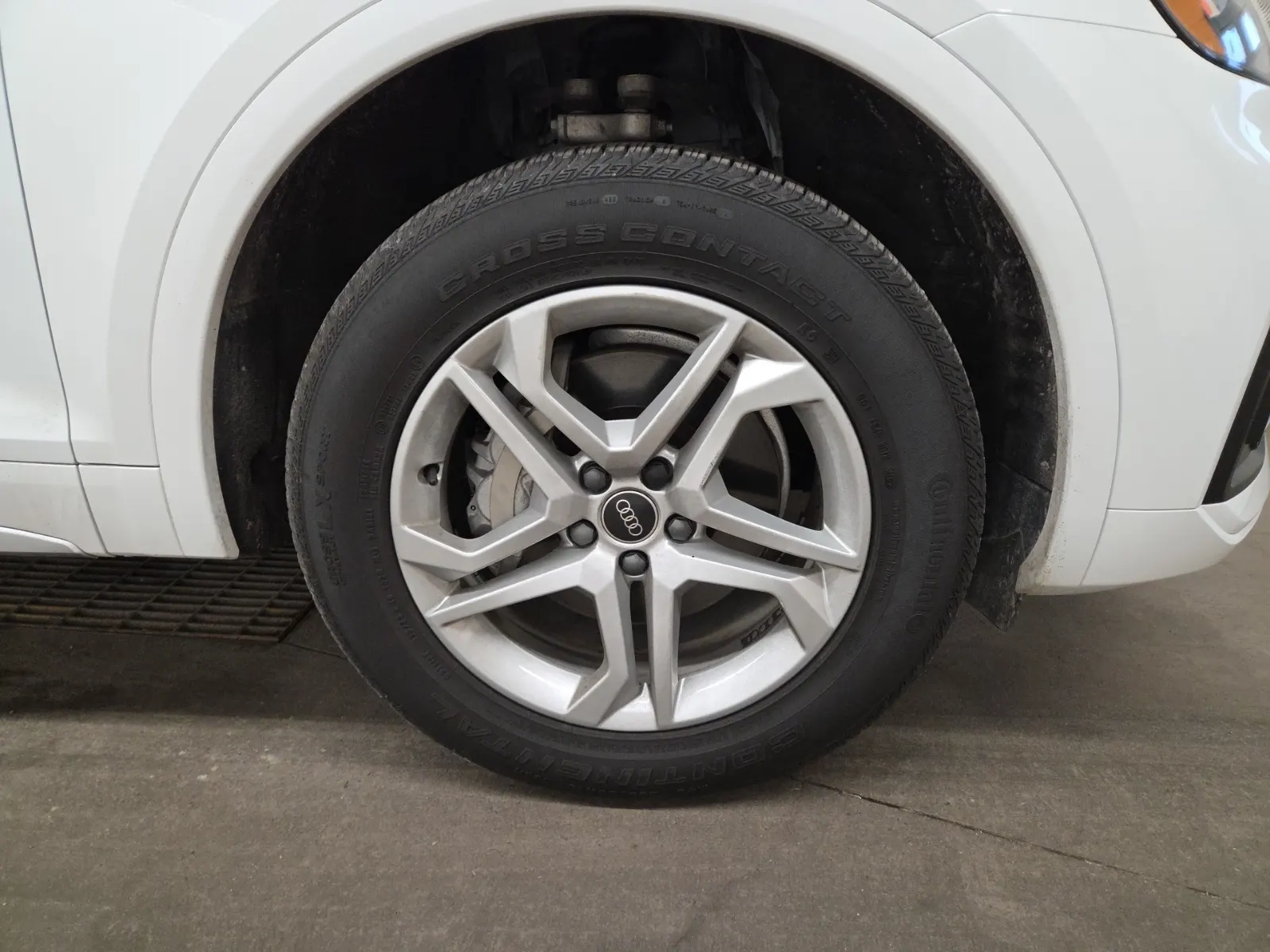Right Front Wheel/Tire Photo