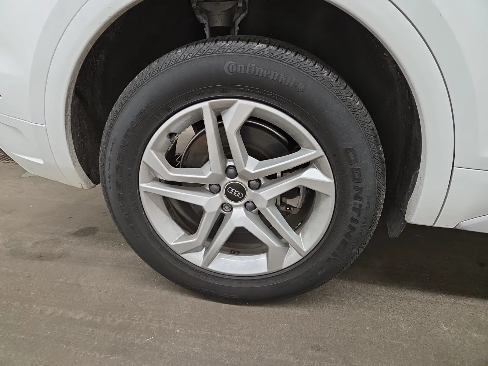 Right Rear Wheel/Tire Photo