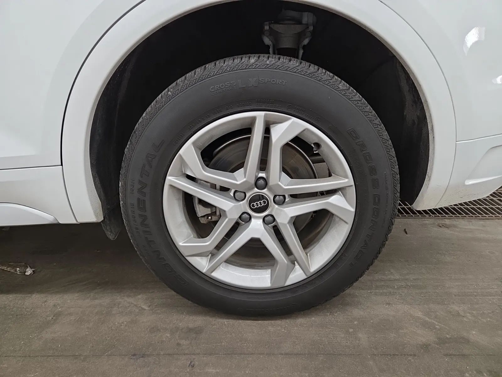 Left Rear Wheel/Tire Photo