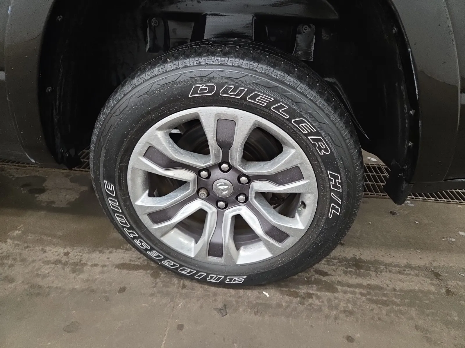 Left Rear Wheel/Tire Photo