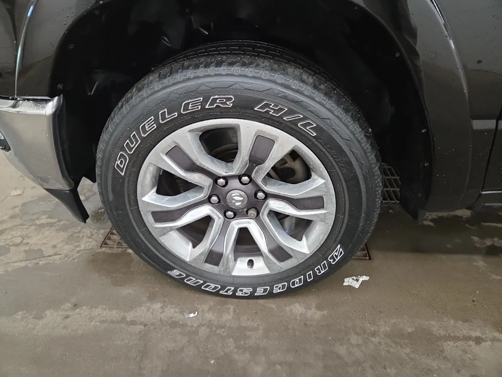 Front driver wheel/tire photo