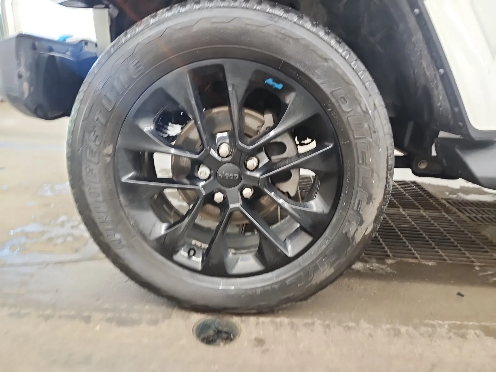 Front driver wheel/tire photo