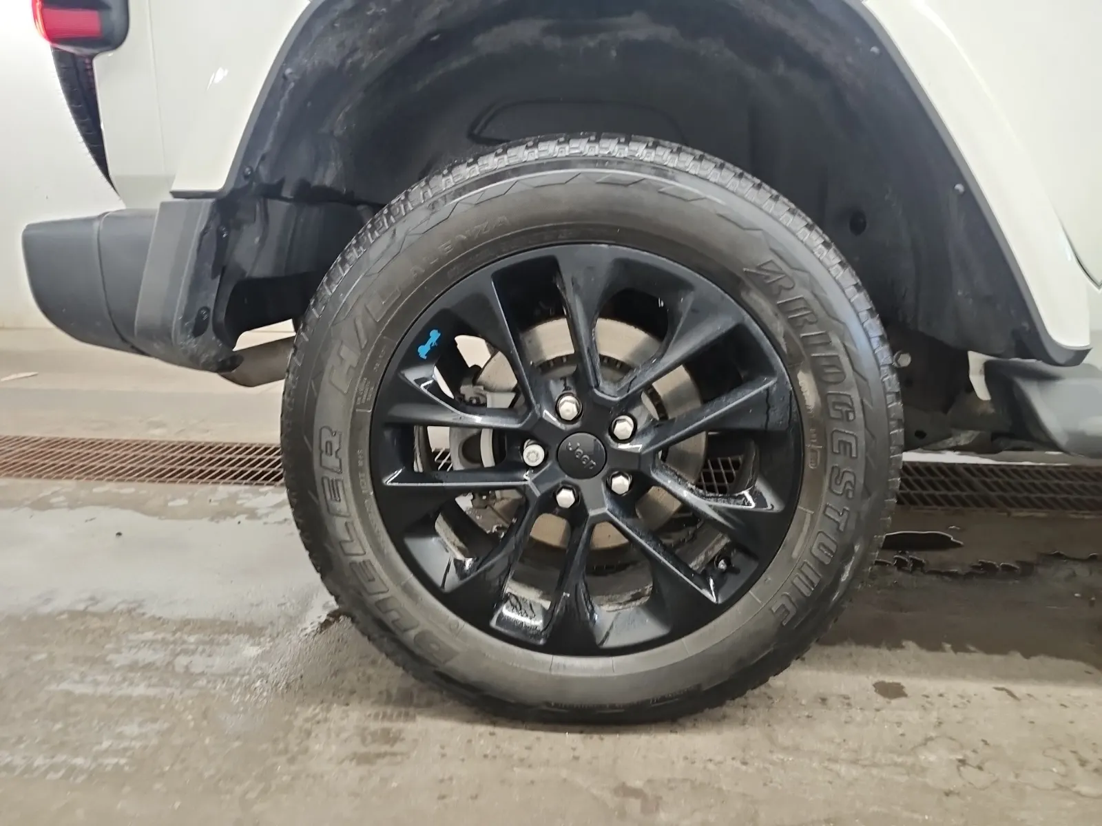 Right Rear Wheel/Tire Photo