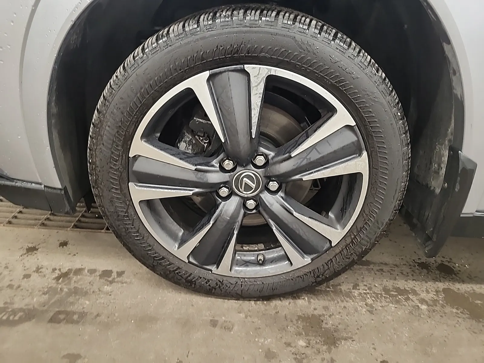 Front driver wheel/tire photo