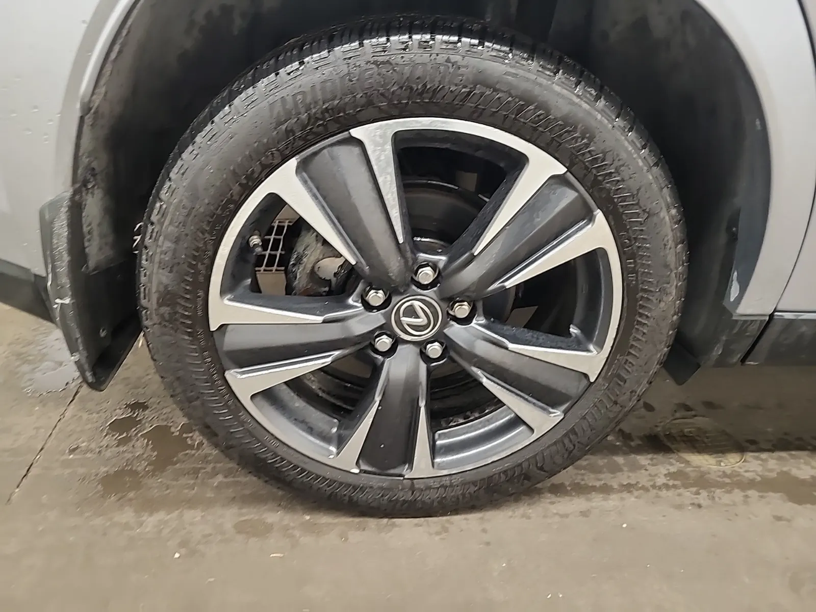 Right Rear Wheel/Tire Photo