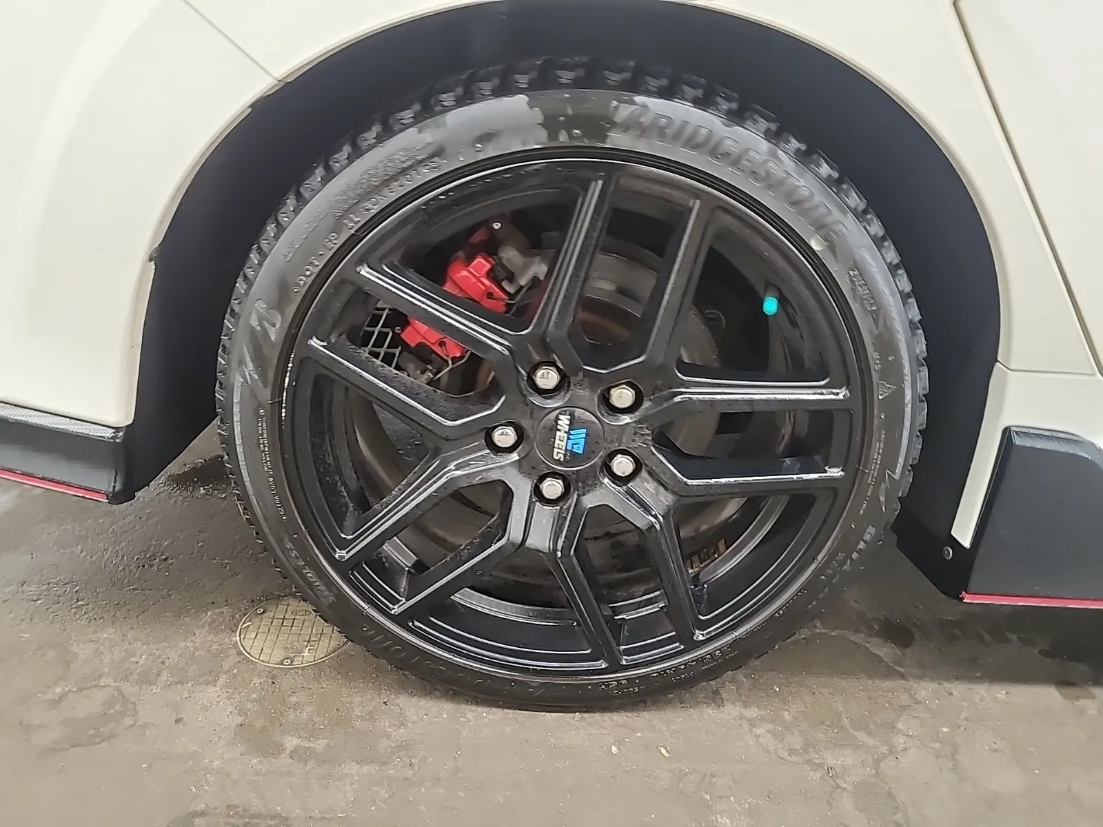 Right Rear Wheel/Tire Photo