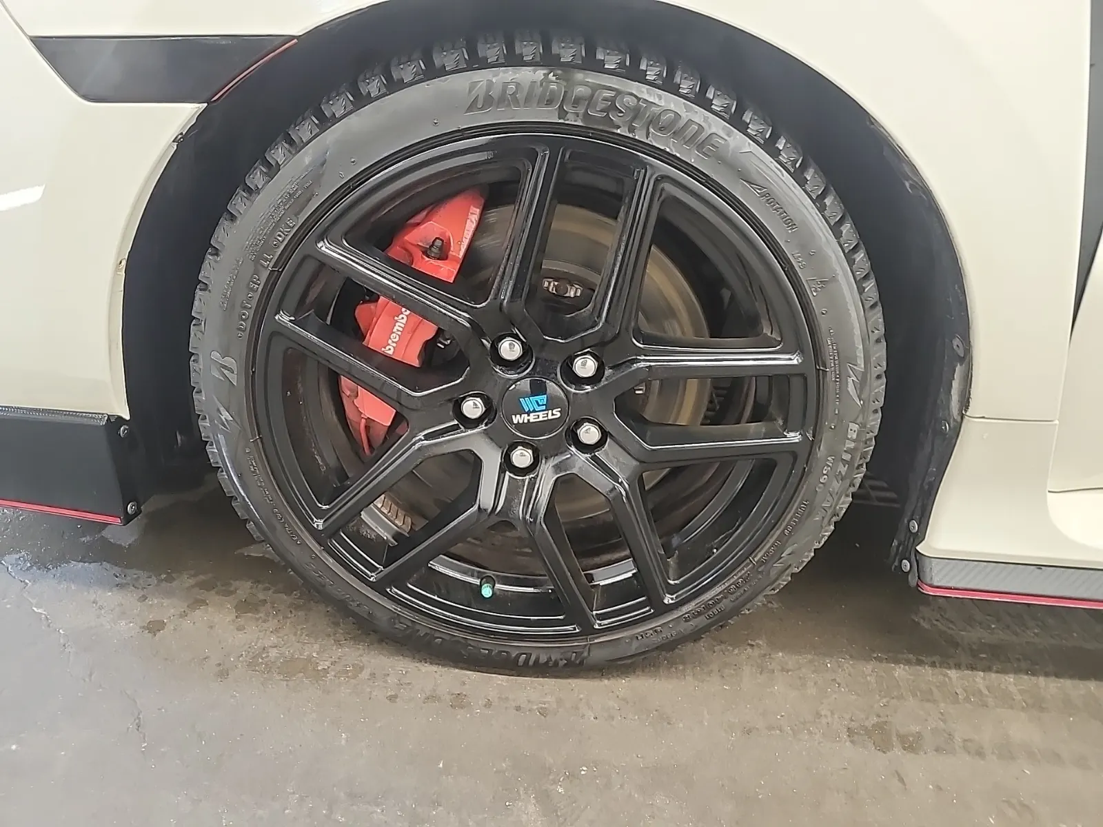 Front driver wheel/tire photo