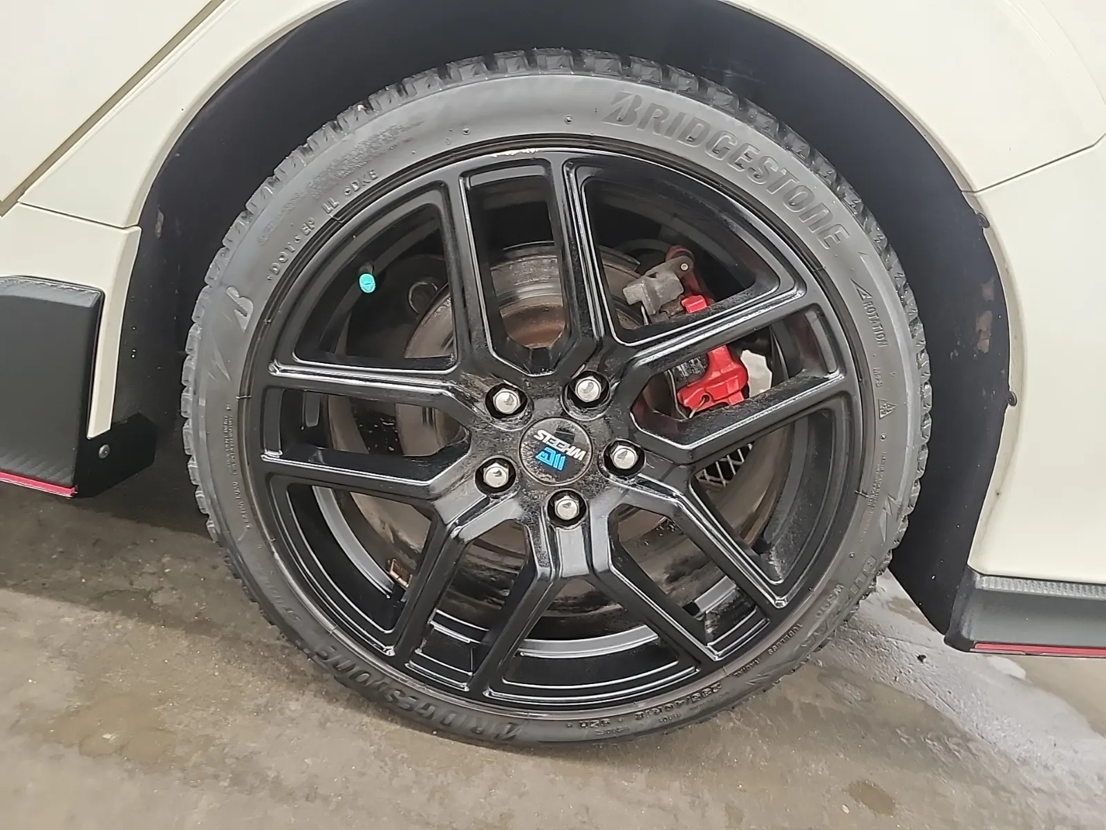 Left Rear Wheel/Tire Photo