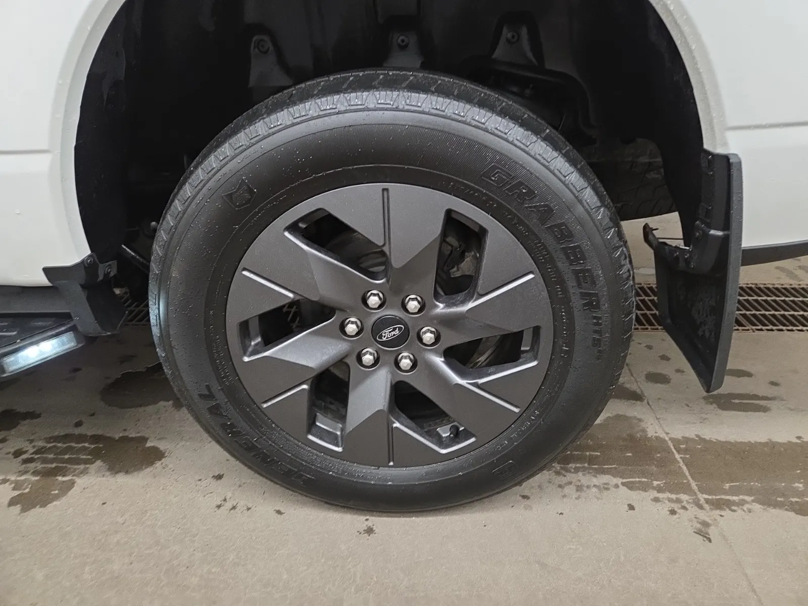 Left Rear Wheel/Tire Photo