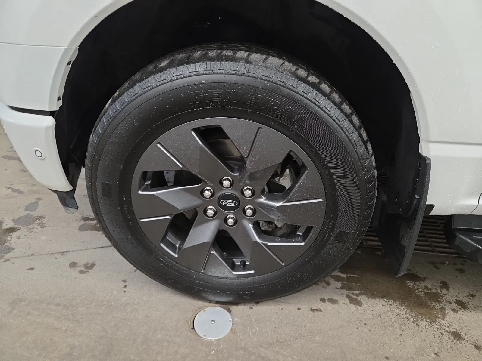 Front driver wheel/tire photo