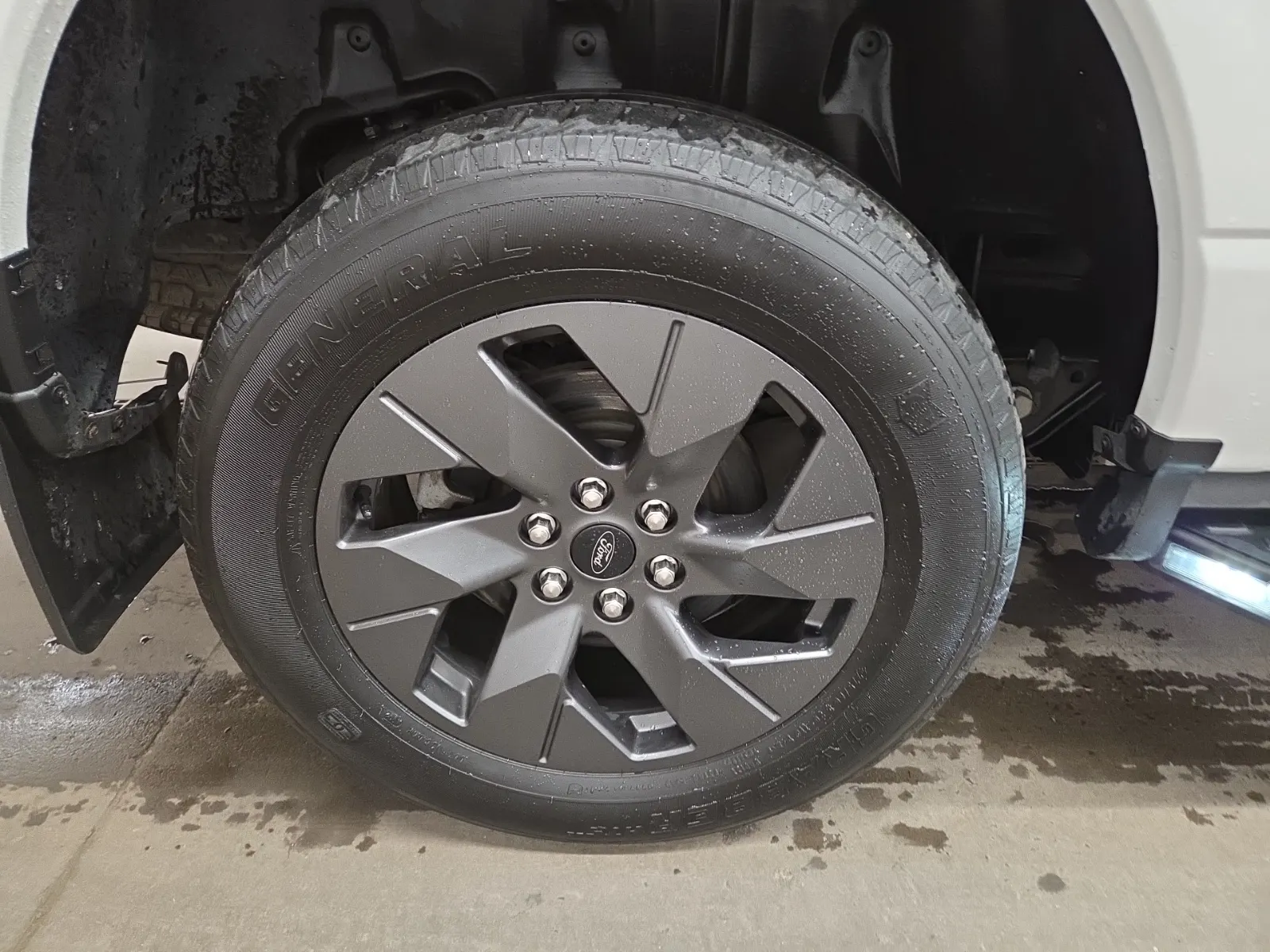 Right Rear Wheel/Tire Photo
