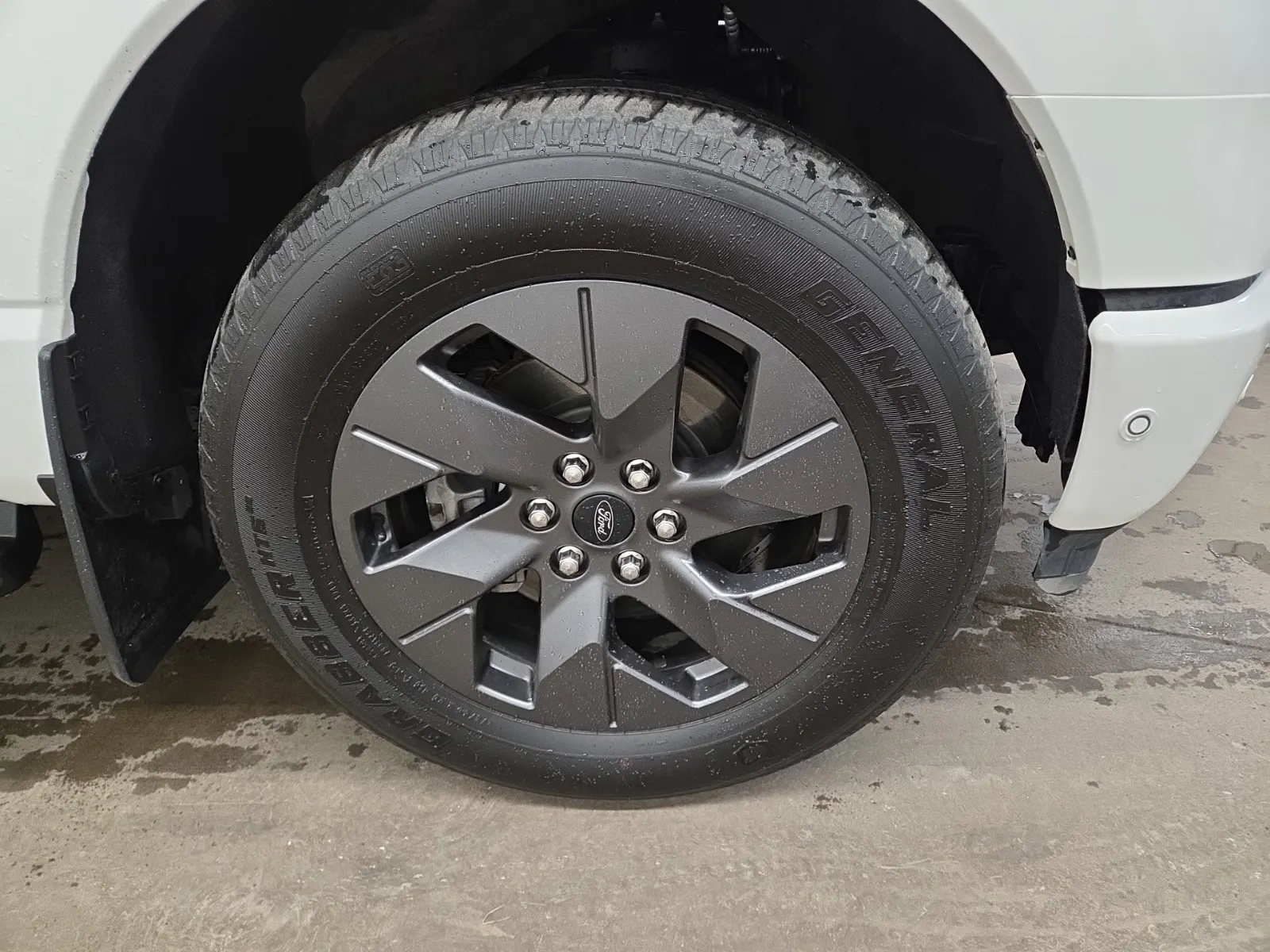 Right Front Wheel/Tire Photo