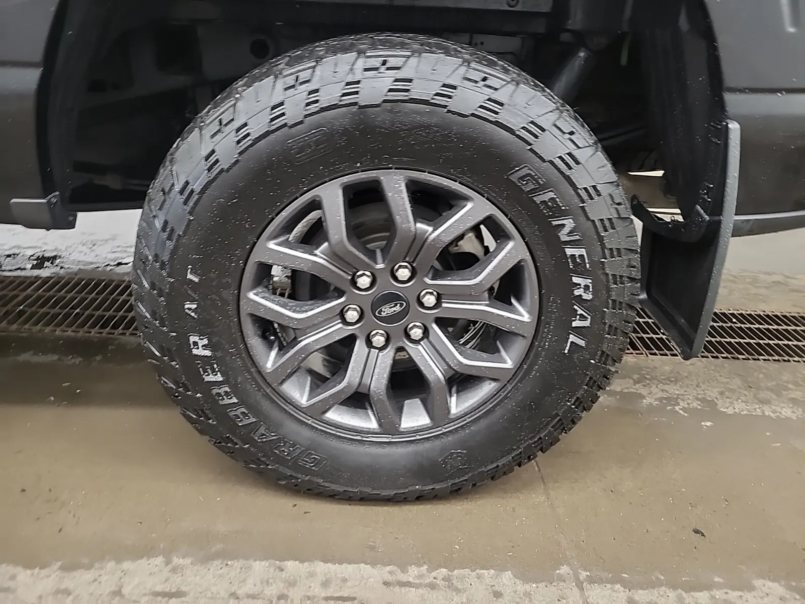 Left Rear Wheel/Tire Photo
