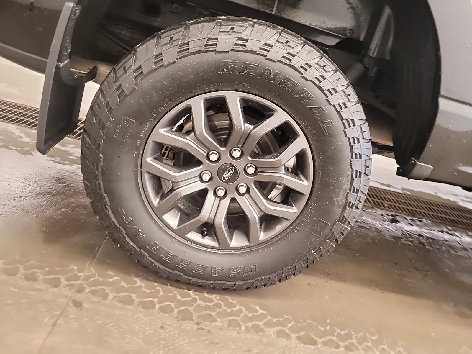Right Rear Wheel/Tire Photo