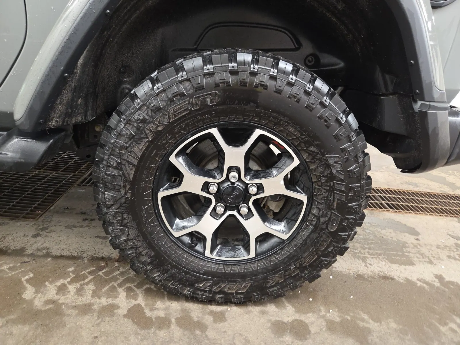Left Rear Wheel/Tire Photo