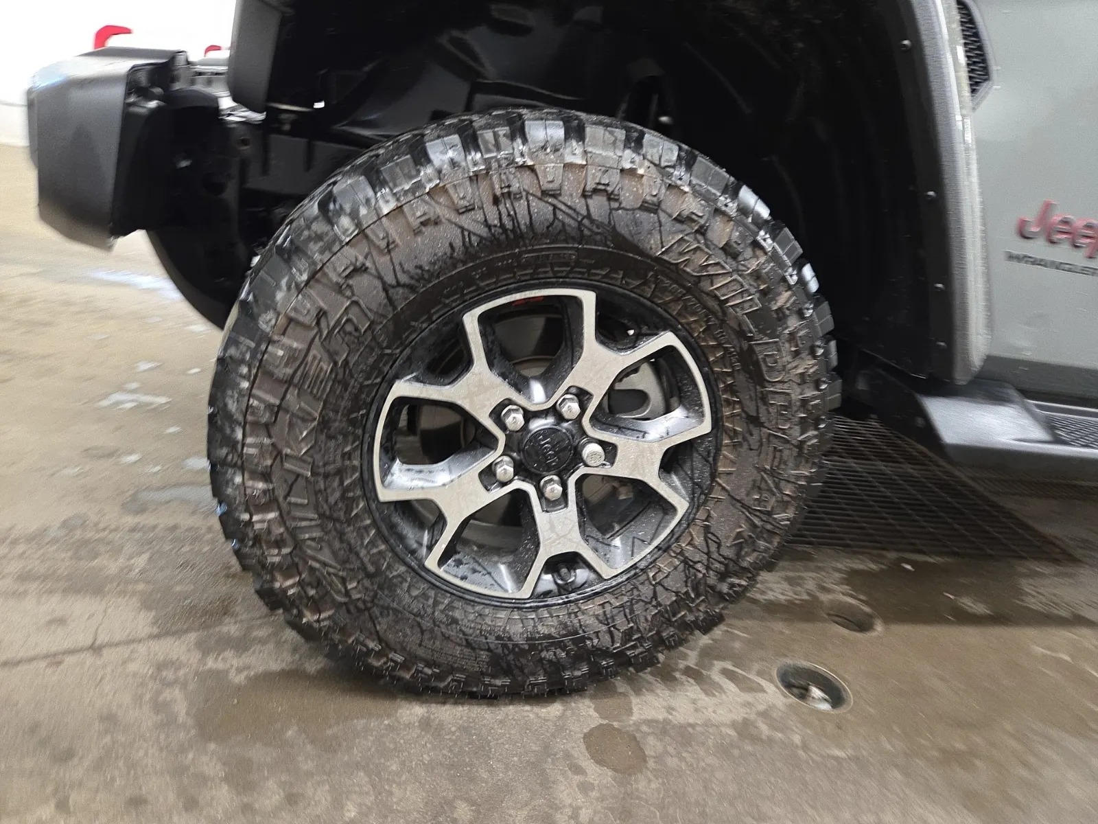 Front driver wheel/tire photo