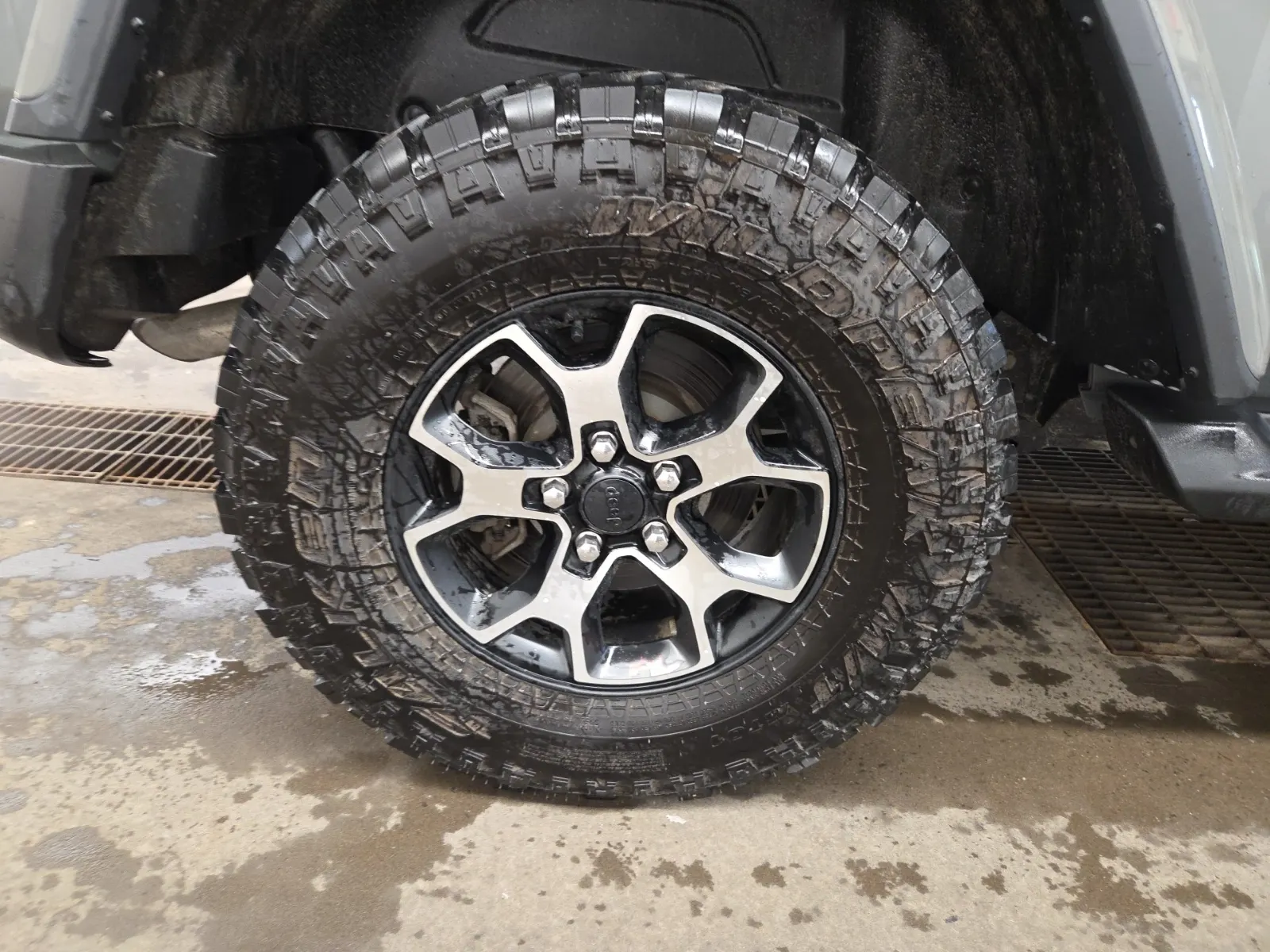 Right Rear Wheel/Tire Photo