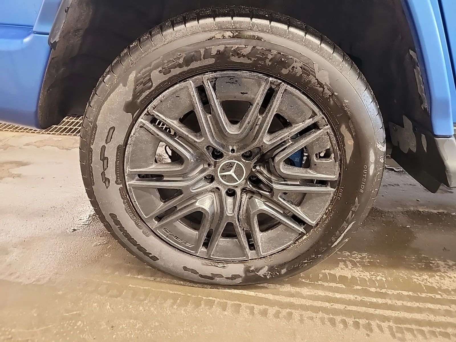 Right Rear Wheel/Tire Photo