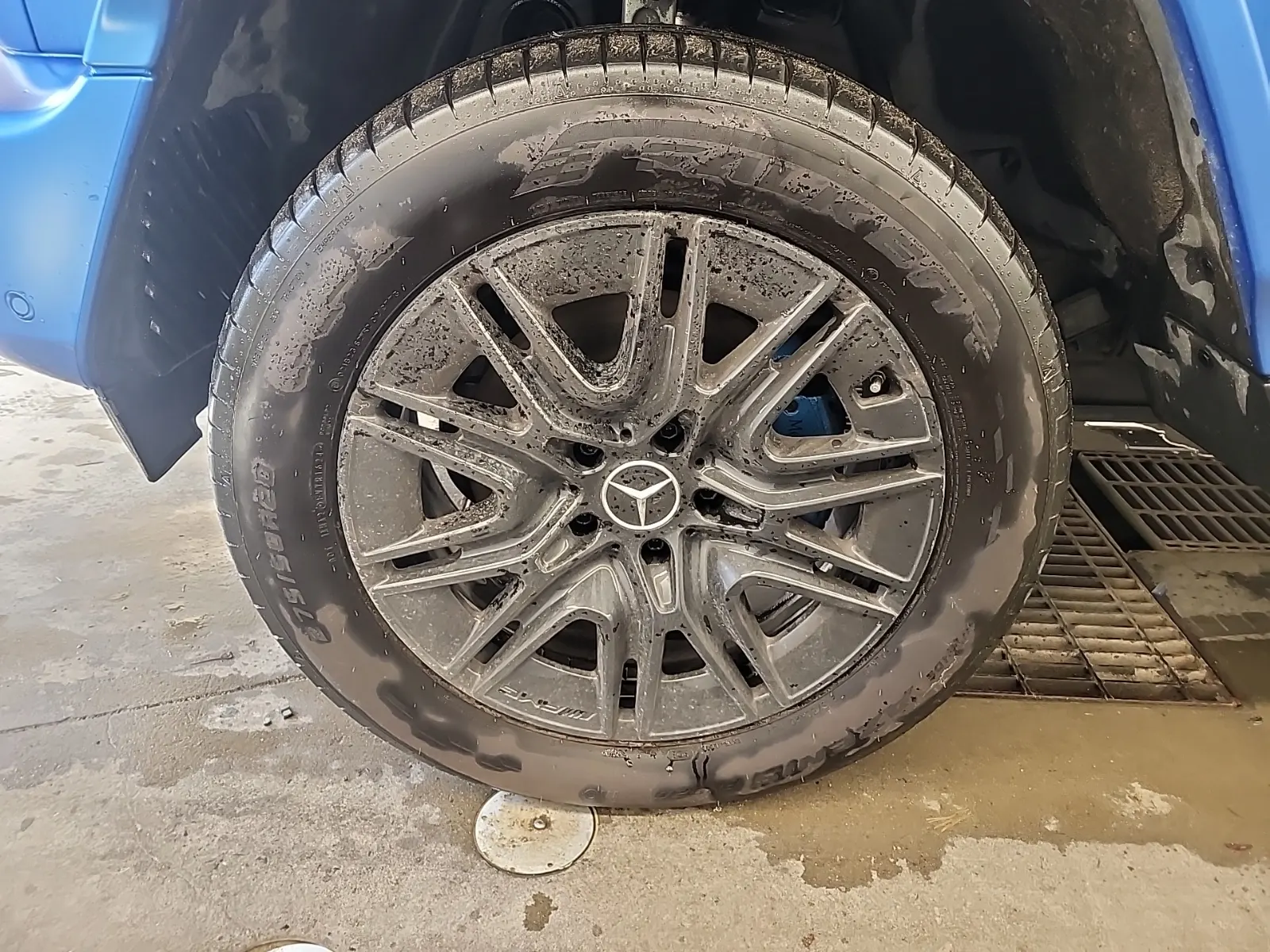 Front driver wheel/tire photo
