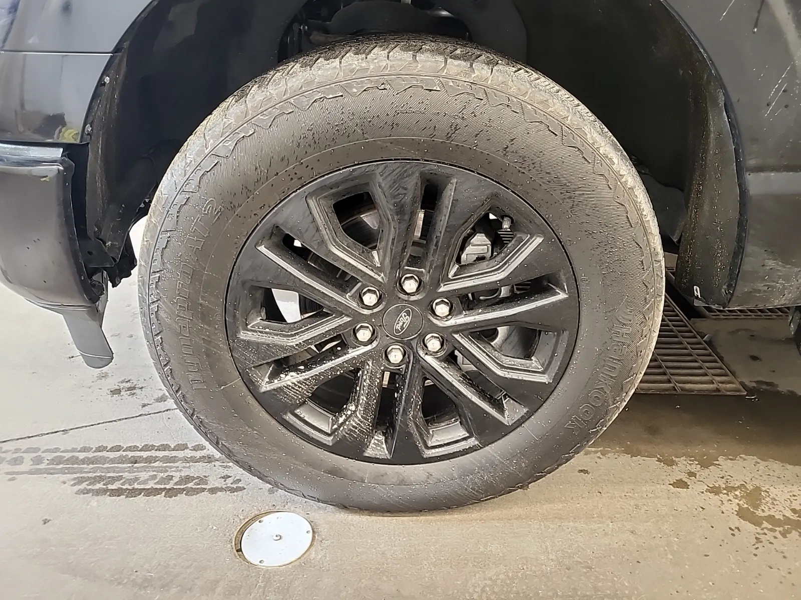 Front driver wheel/tire photo
