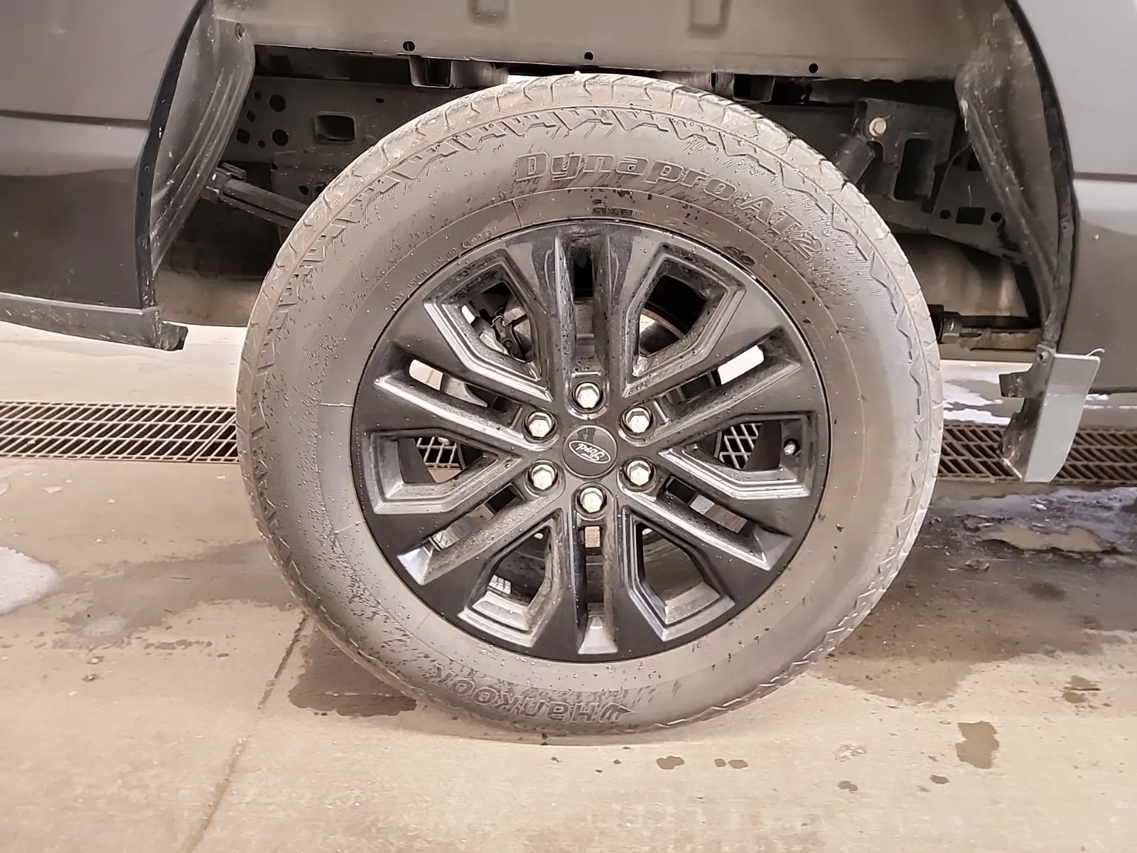 Right Rear Wheel/Tire Photo