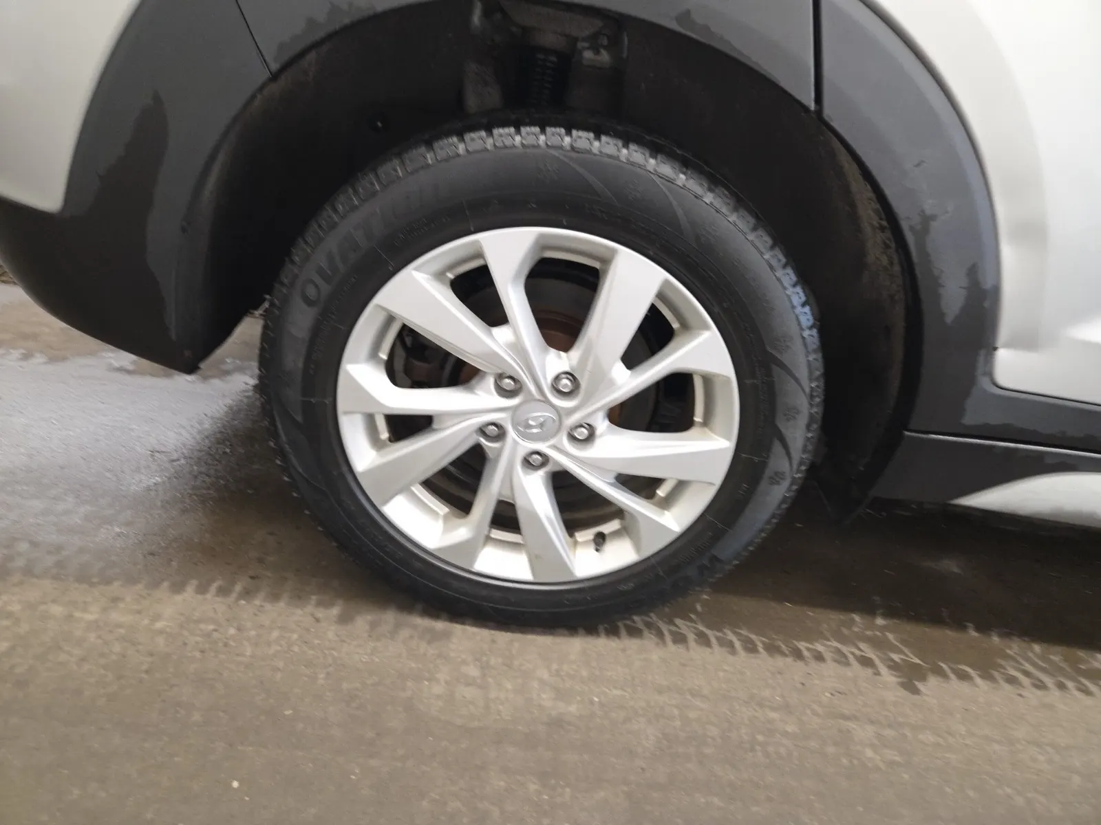 Right Rear Wheel/Tire Photo