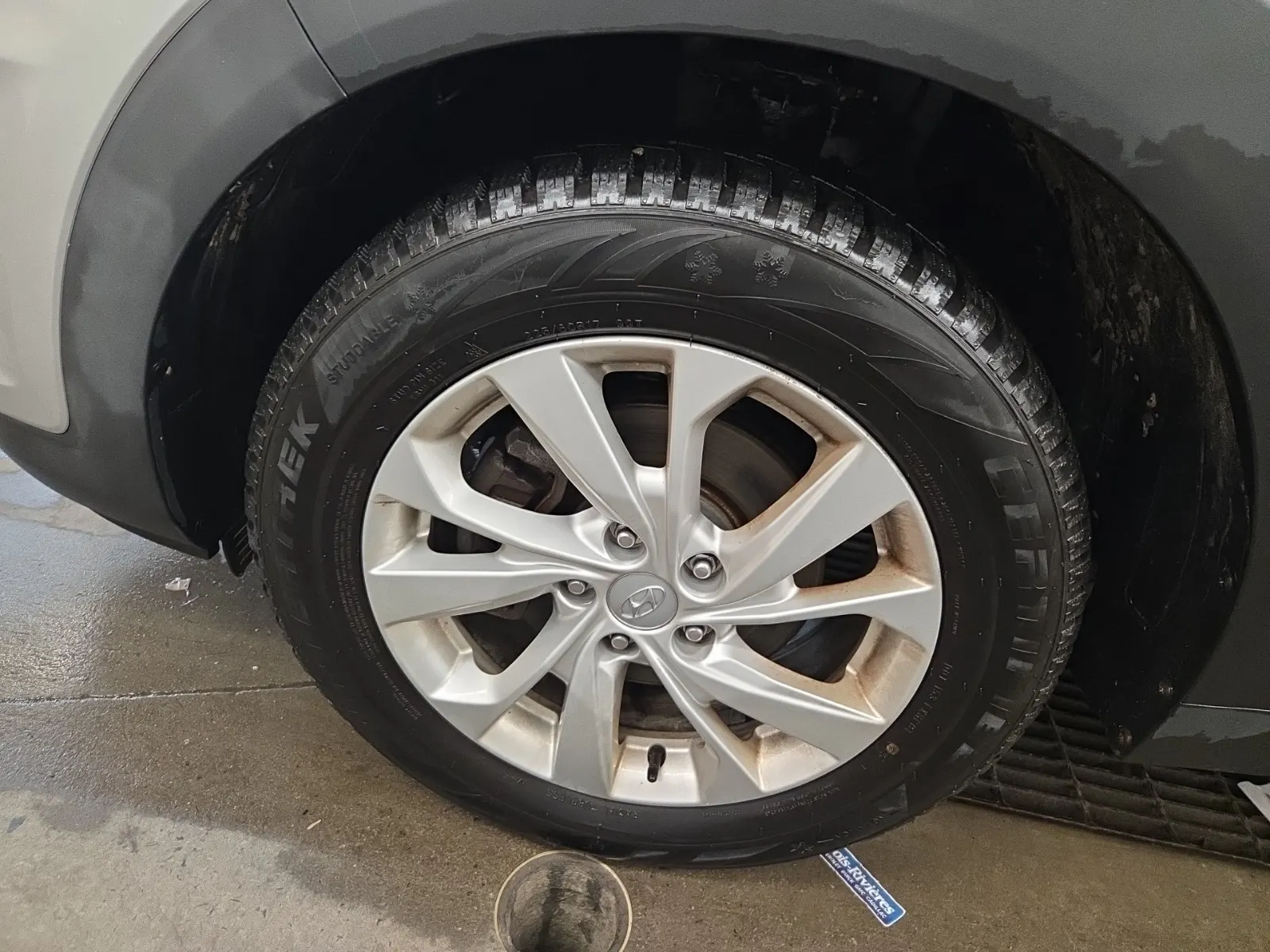 Front driver wheel/tire photo