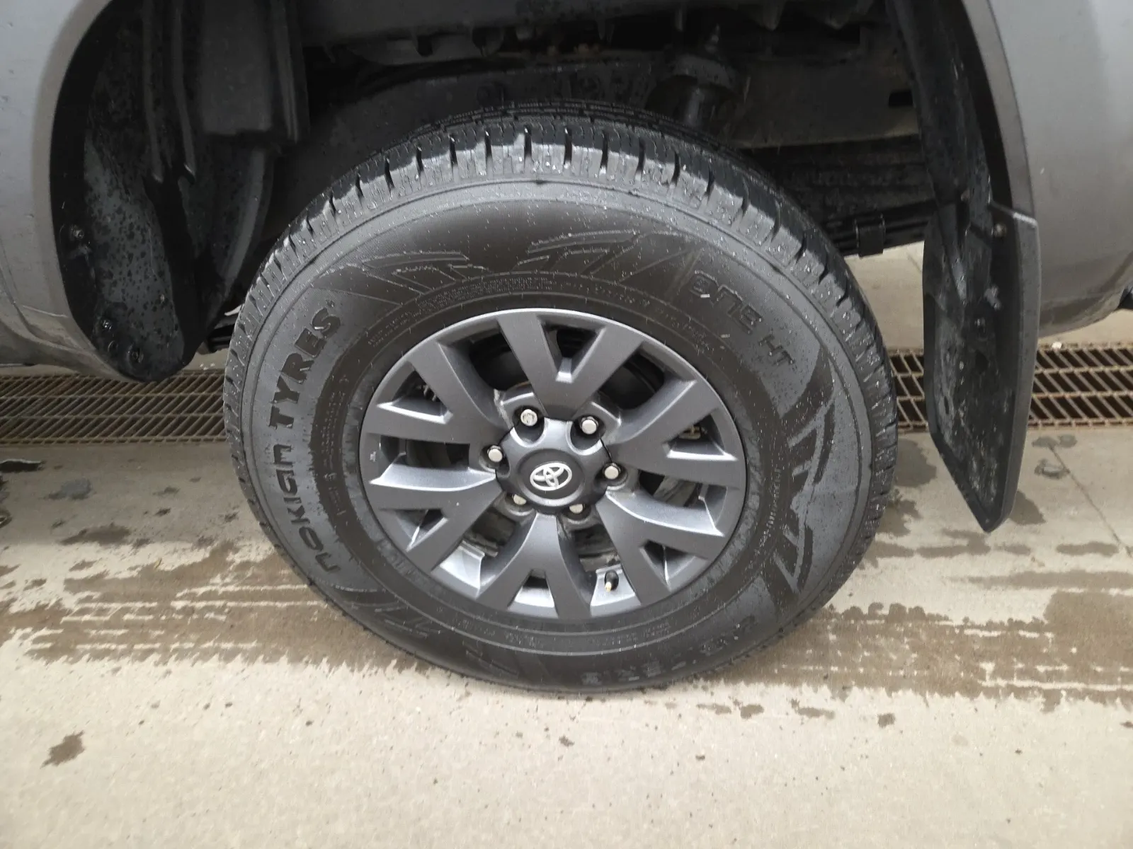 Left Rear Wheel/Tire Photo