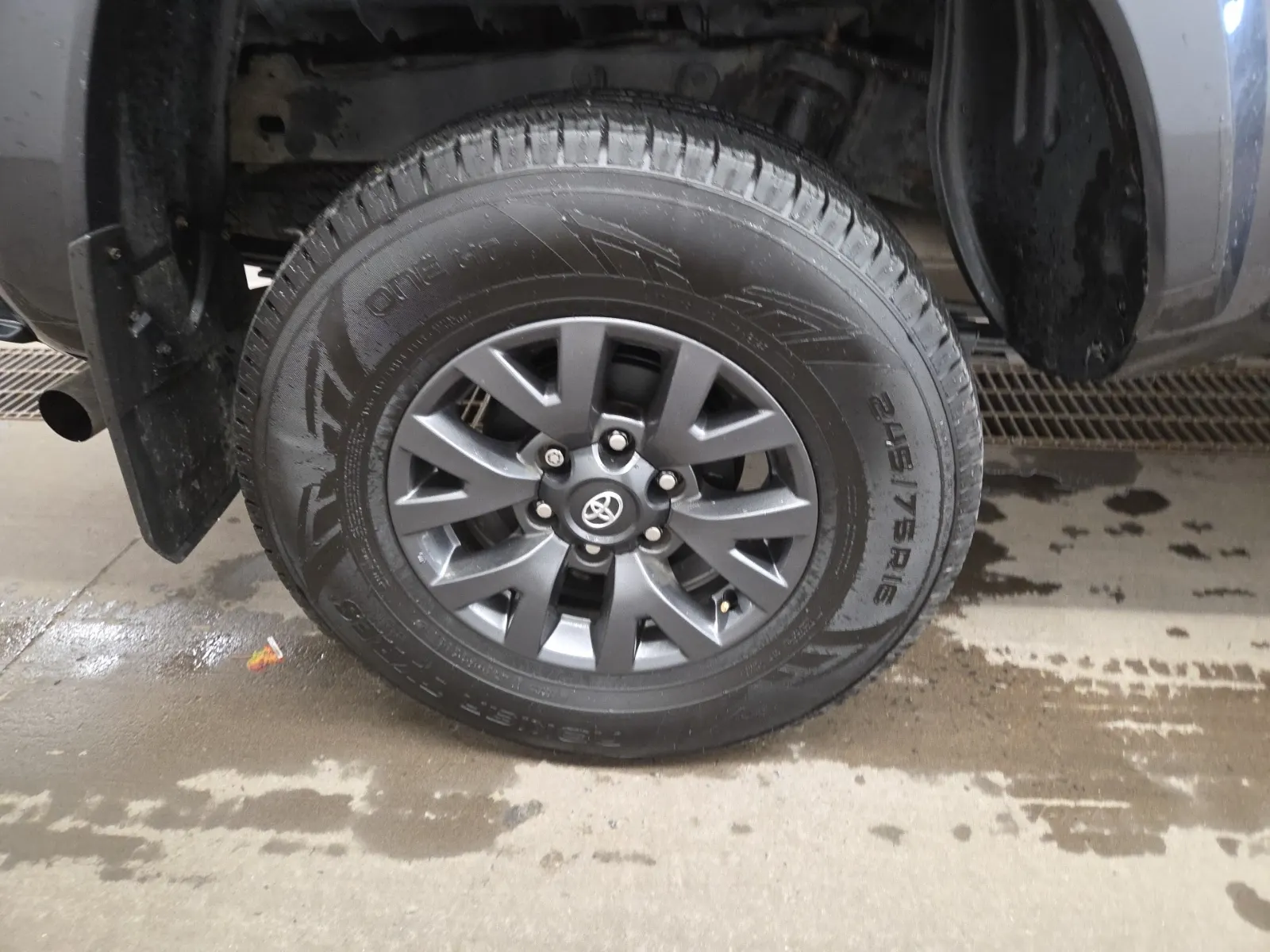 Right Rear Wheel/Tire Photo