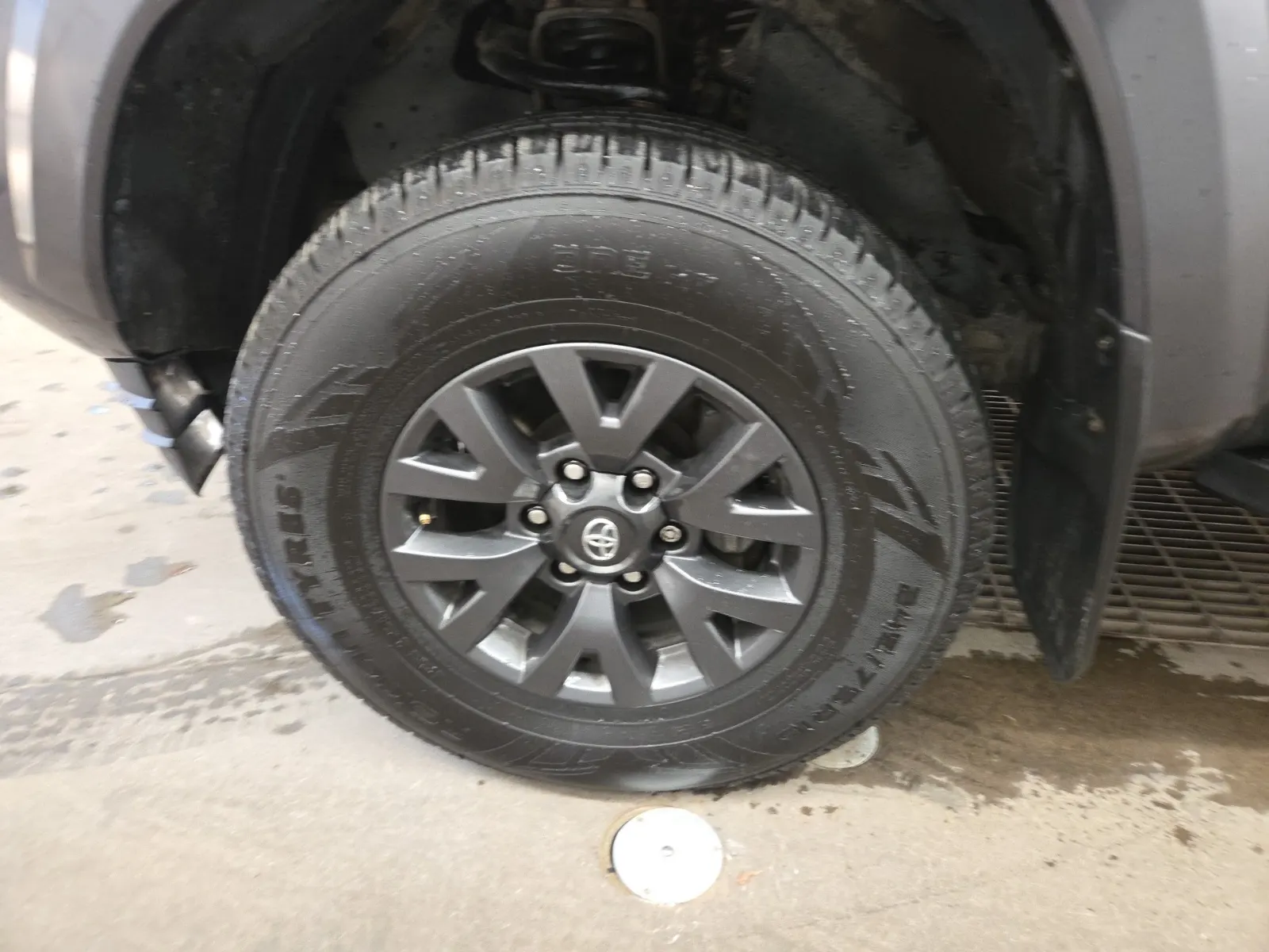 Front driver wheel/tire photo