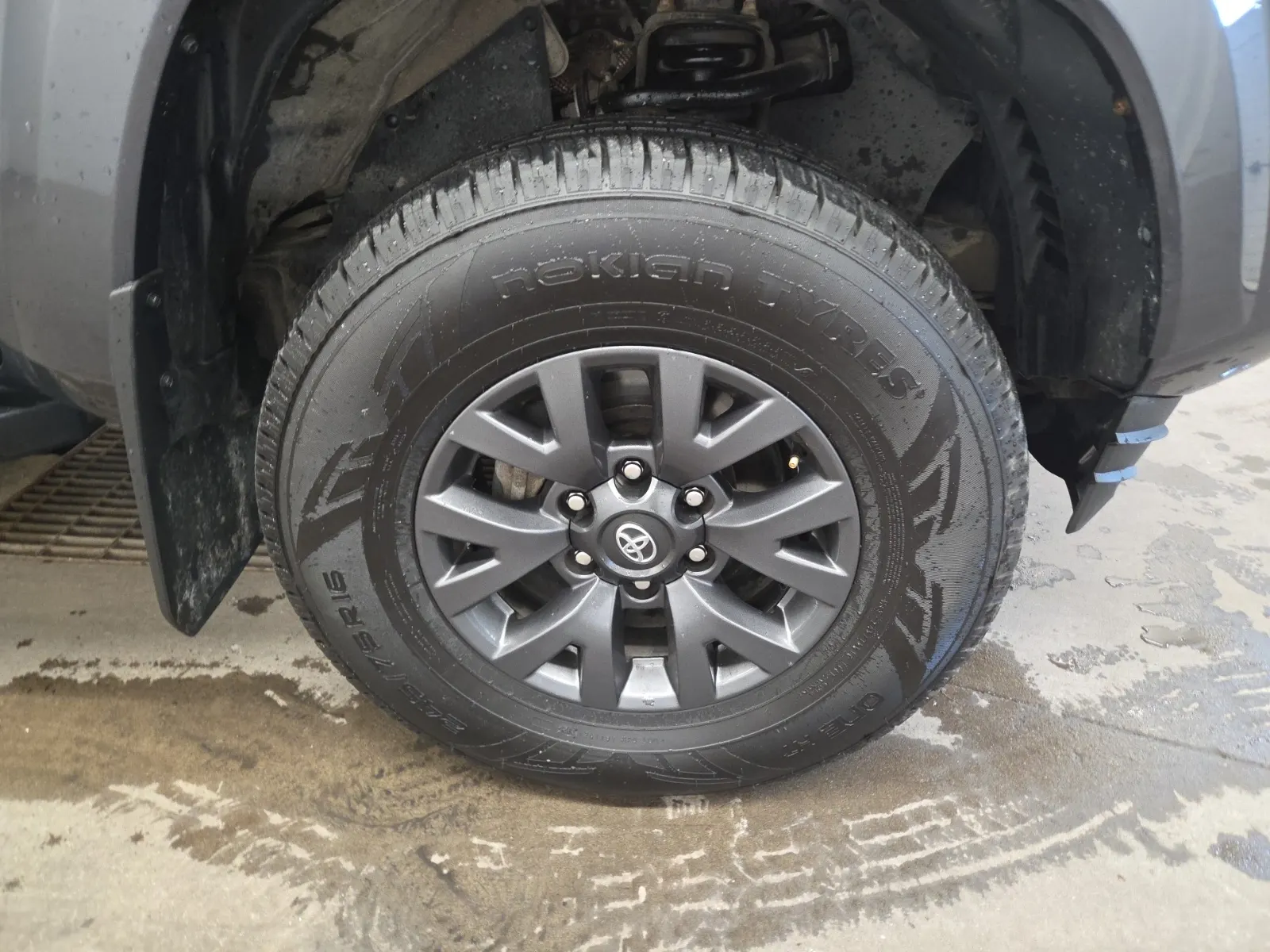 Right Front Wheel/Tire Photo