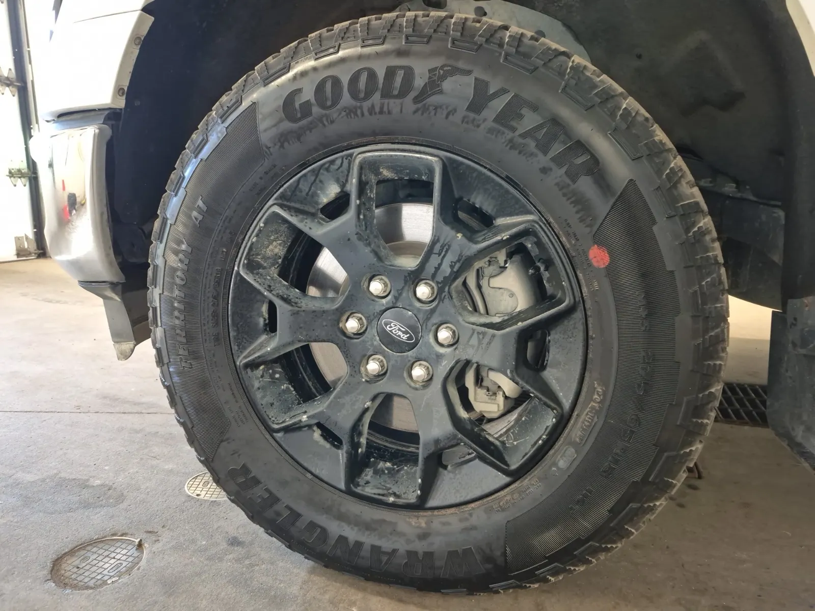 Front driver wheel/tire photo