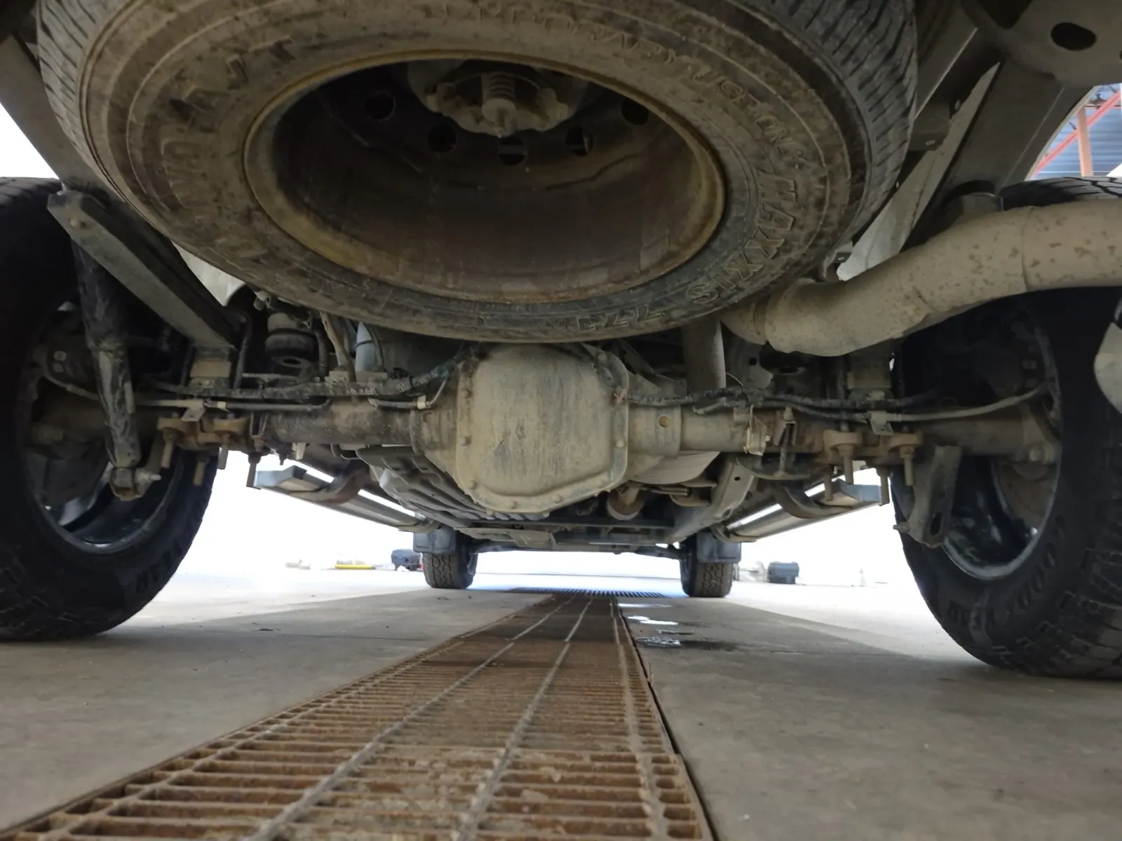 Undercarriage - Rear Photo
