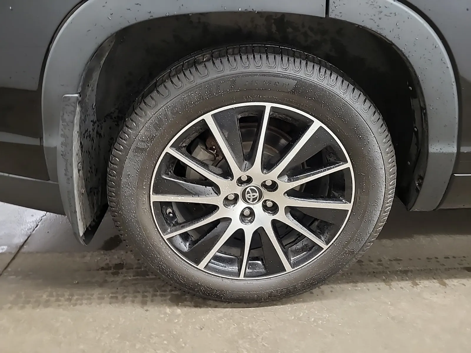 Right Rear Wheel/Tire Photo