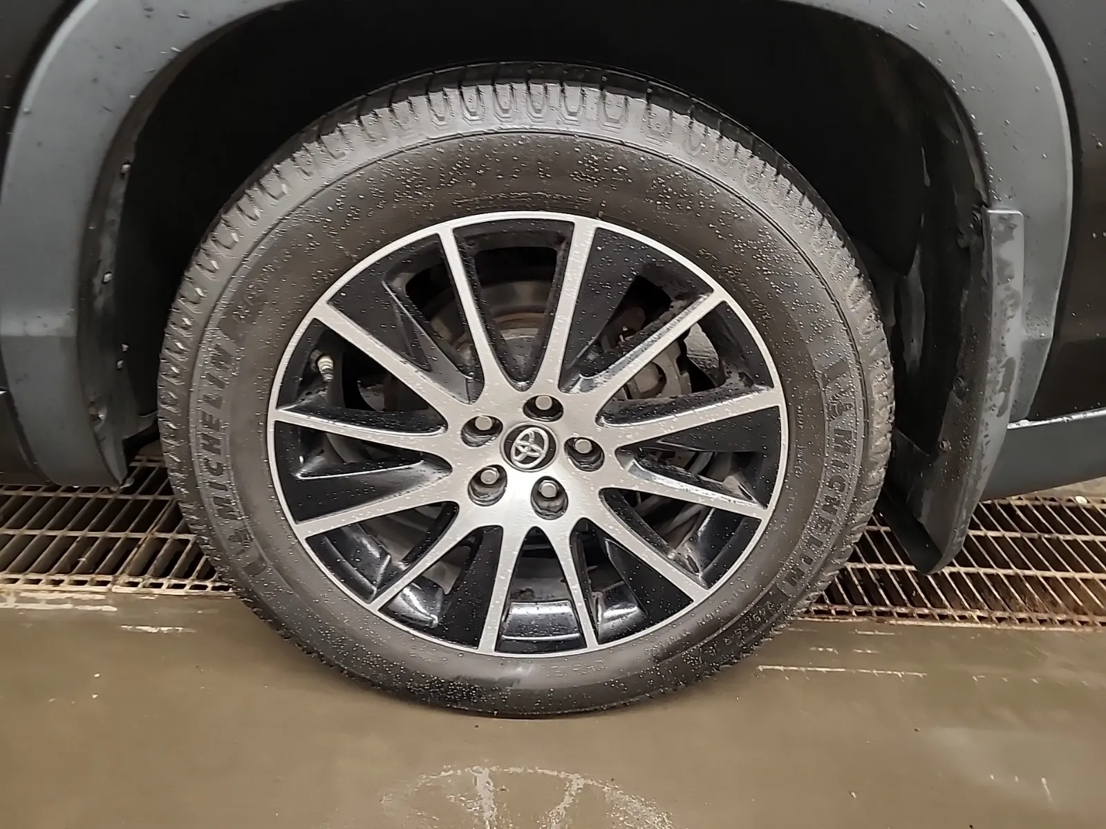 Left Rear Wheel/Tire Photo