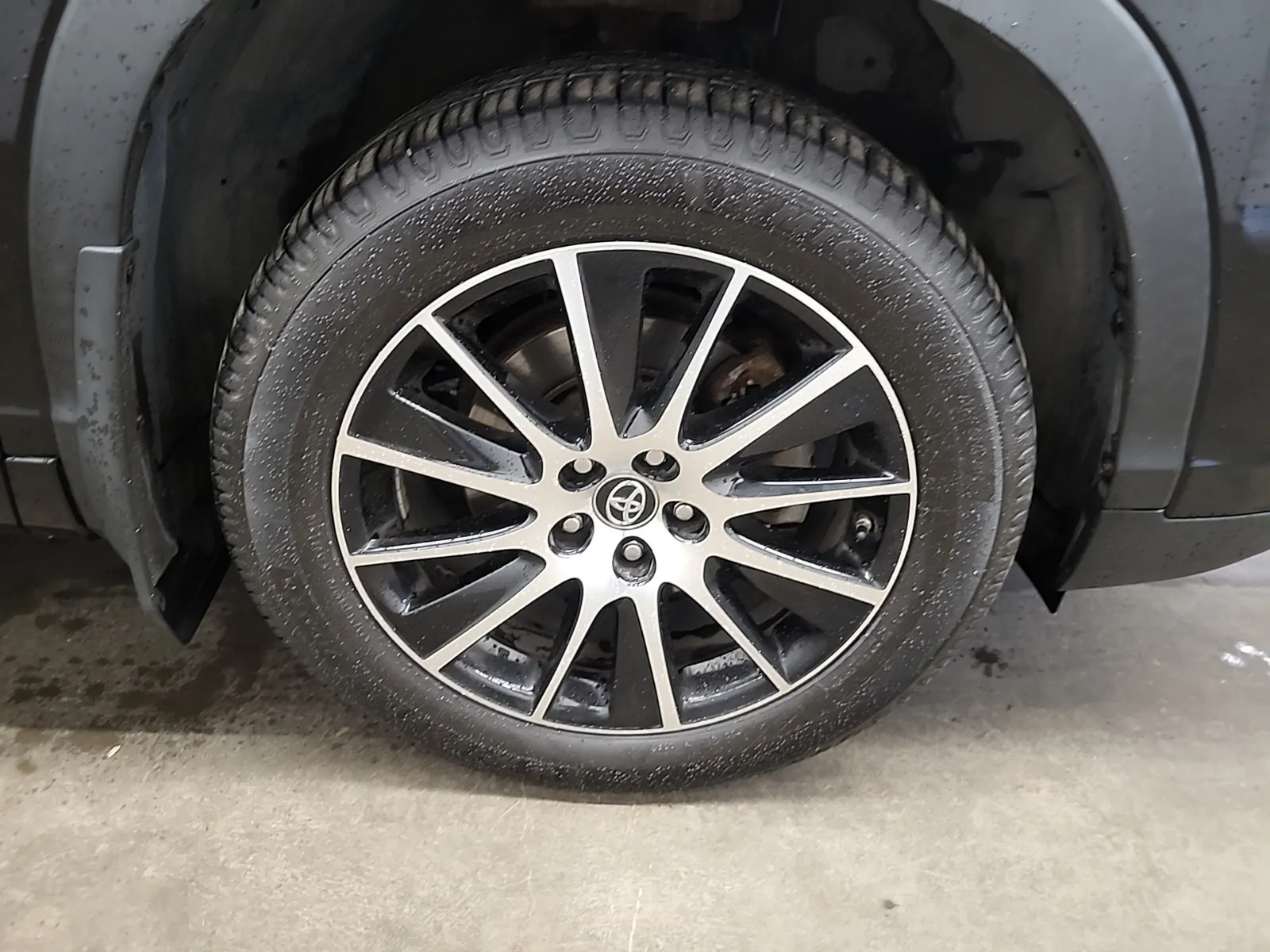 Right Front Wheel/Tire Photo