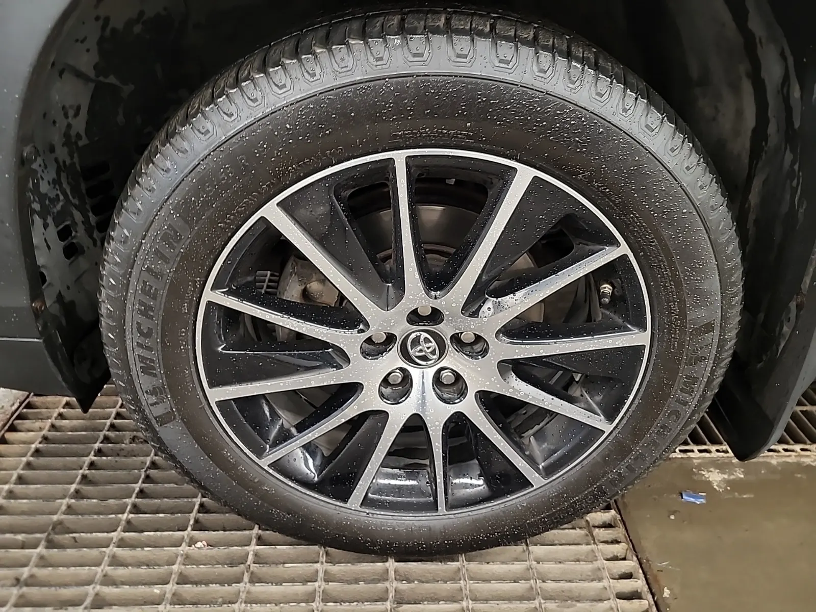 Front driver wheel/tire photo