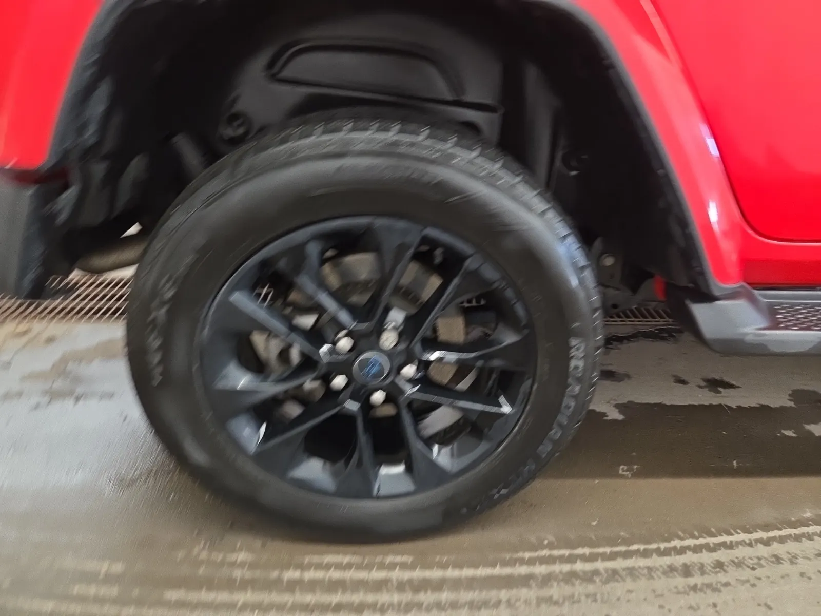 Right Rear Wheel/Tire Photo