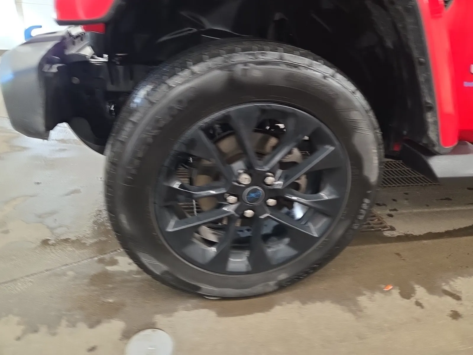 Front driver wheel/tire photo