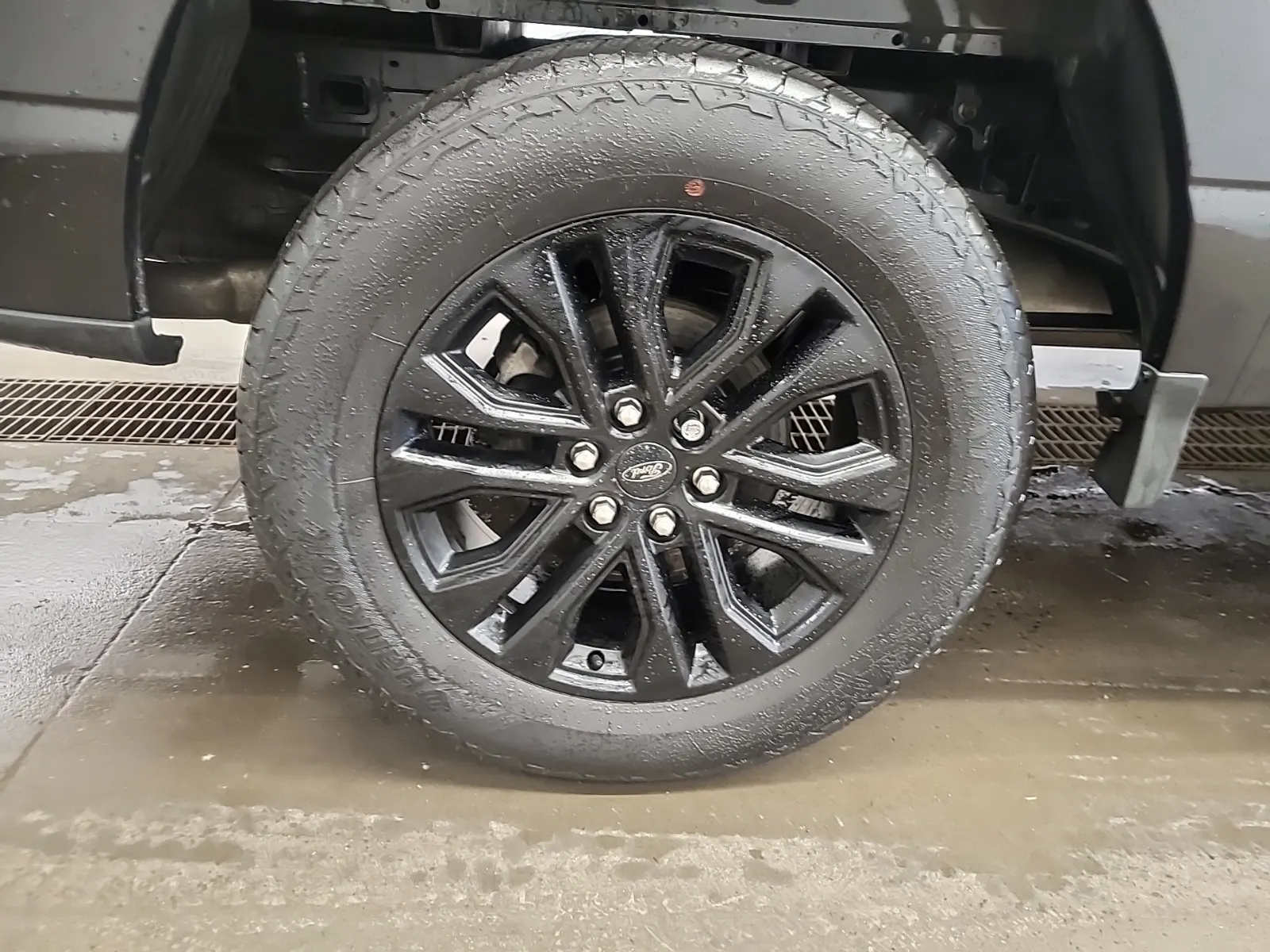 Right Rear Wheel/Tire Photo