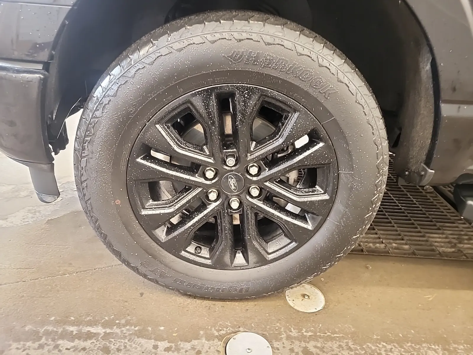 Front driver wheel/tire photo