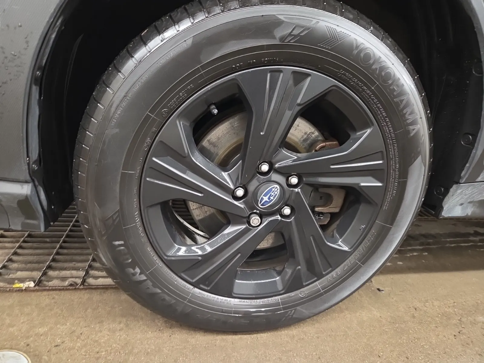Front driver wheel/tire photo