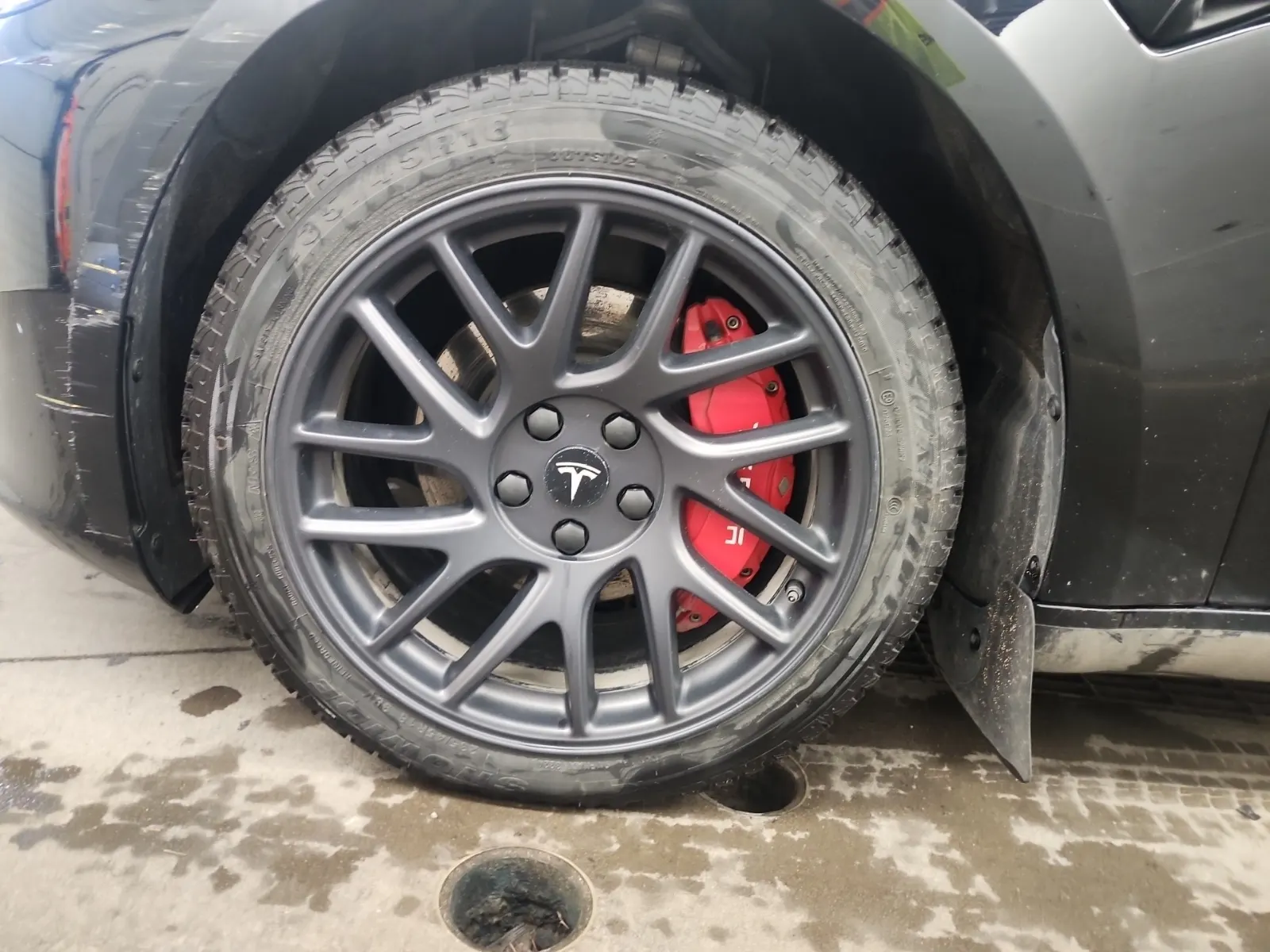 Front driver wheel/tire photo