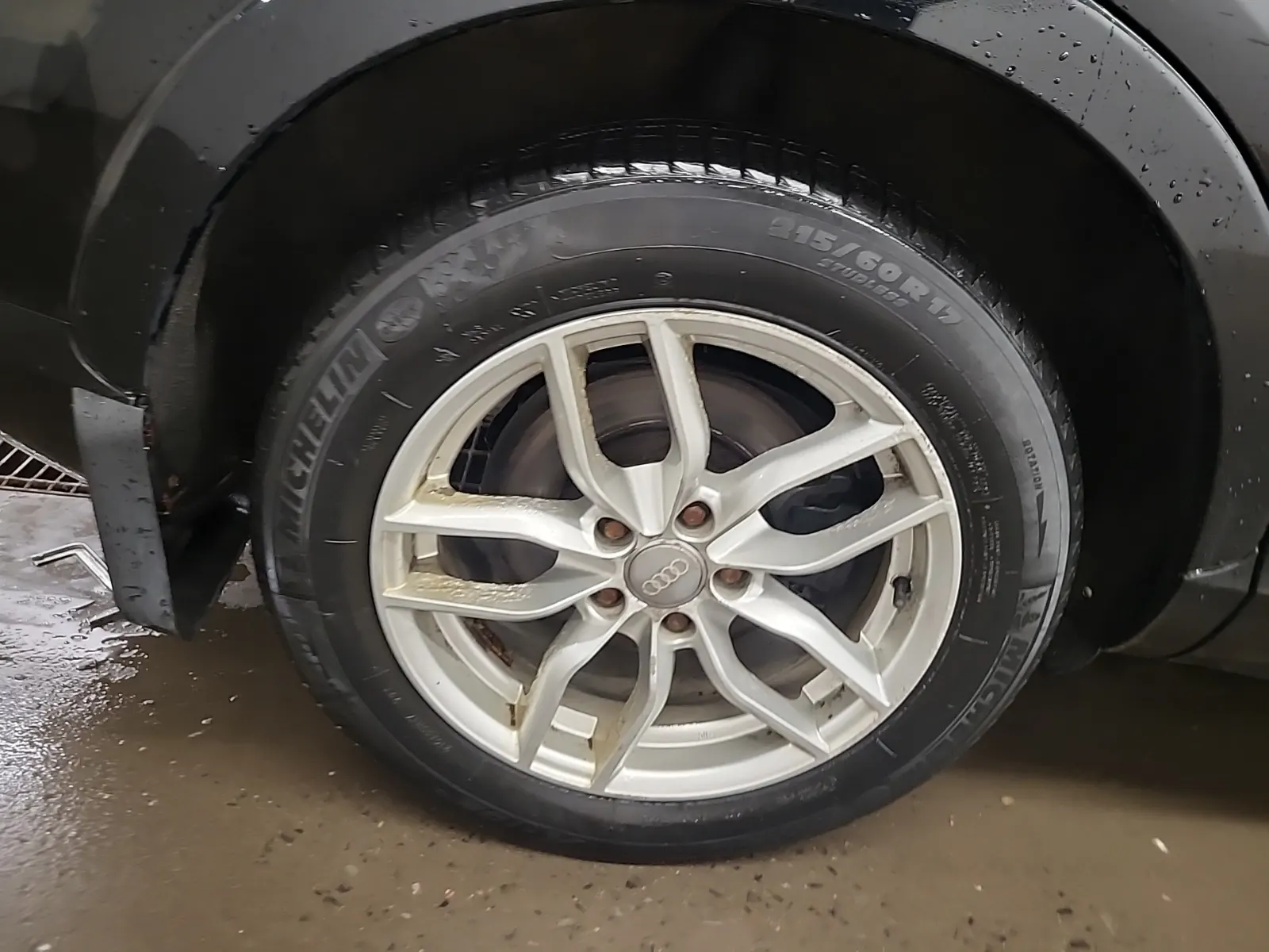 Right Rear Wheel/Tire Photo