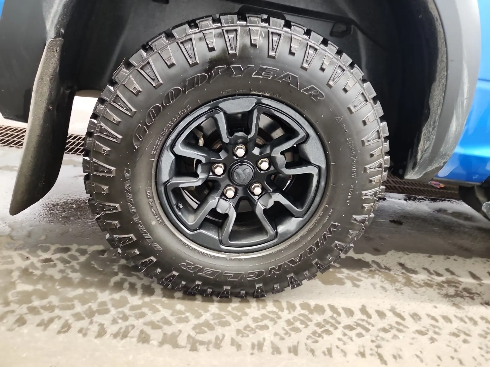 Right Rear Wheel/Tire Photo