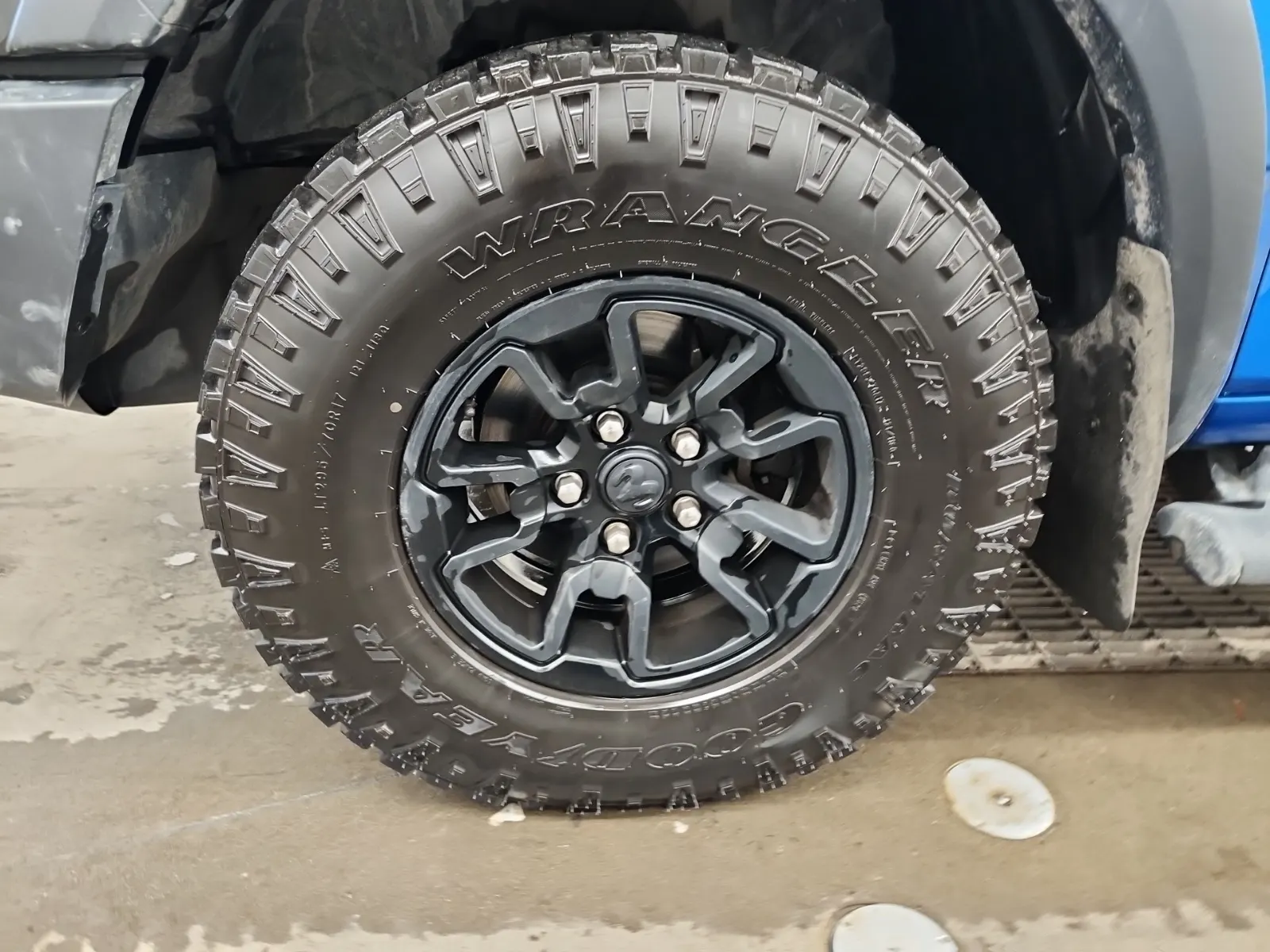 Front driver wheel/tire photo