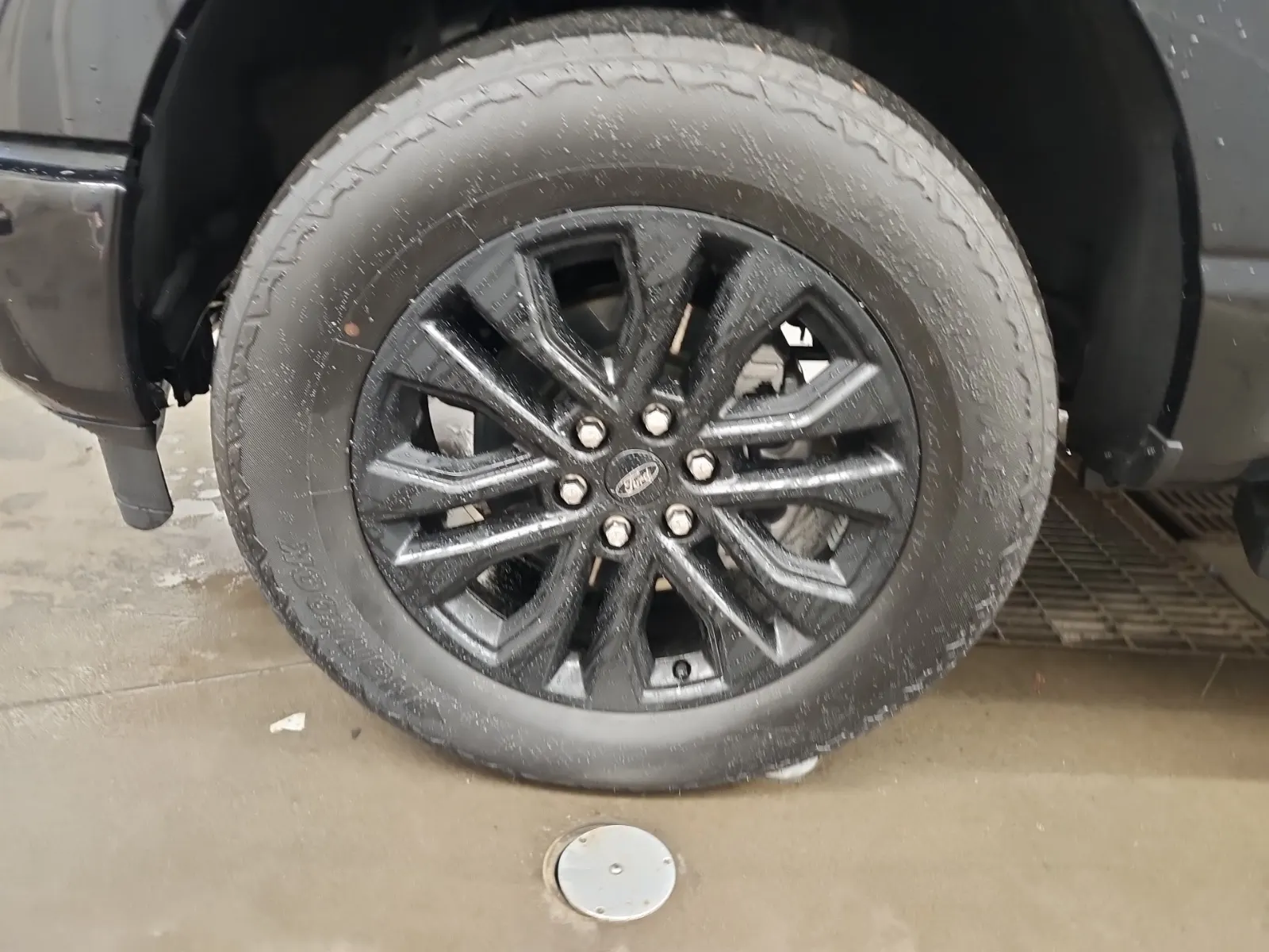 Front driver wheel/tire photo