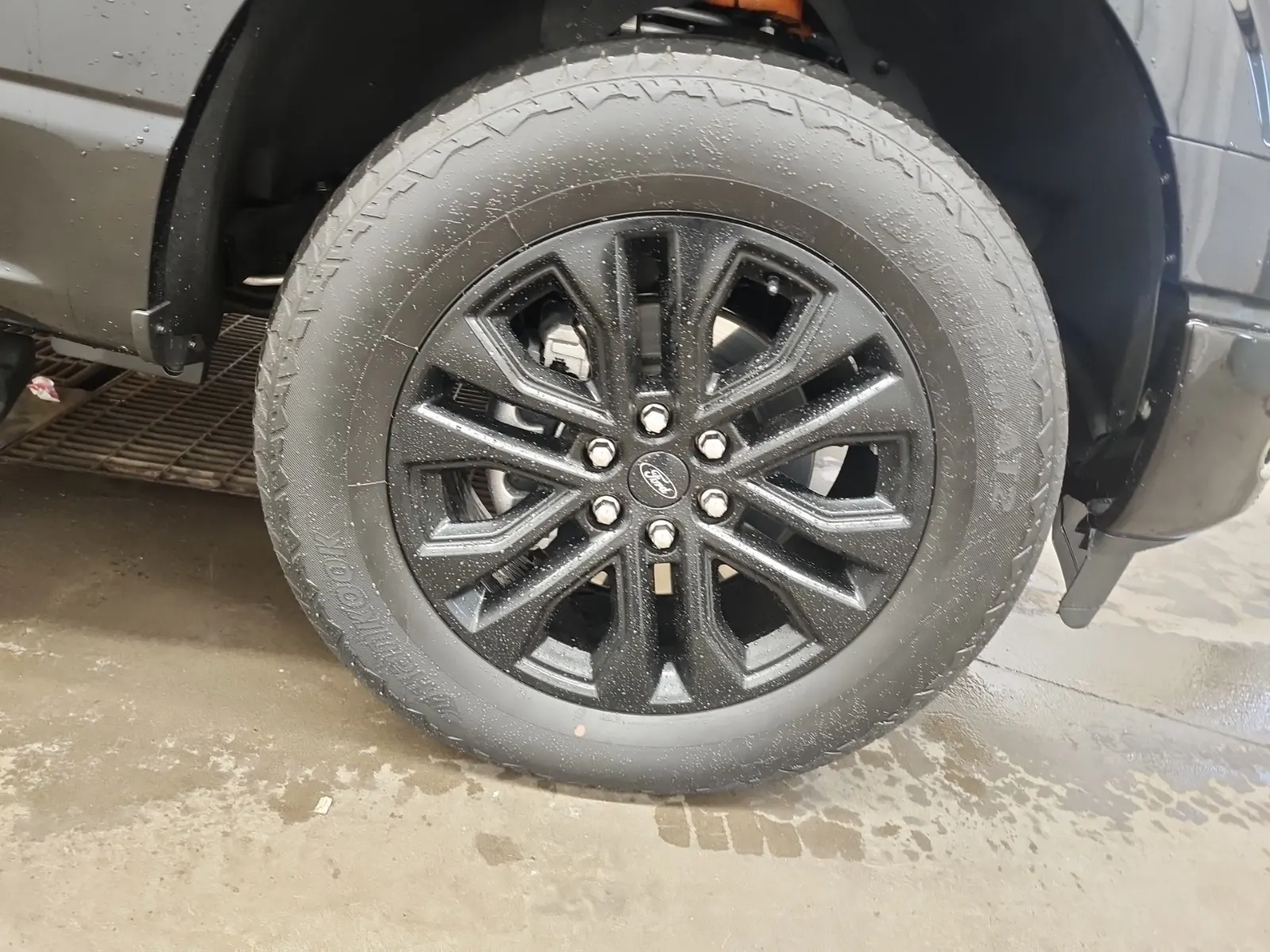 Right Front Wheel/Tire Photo