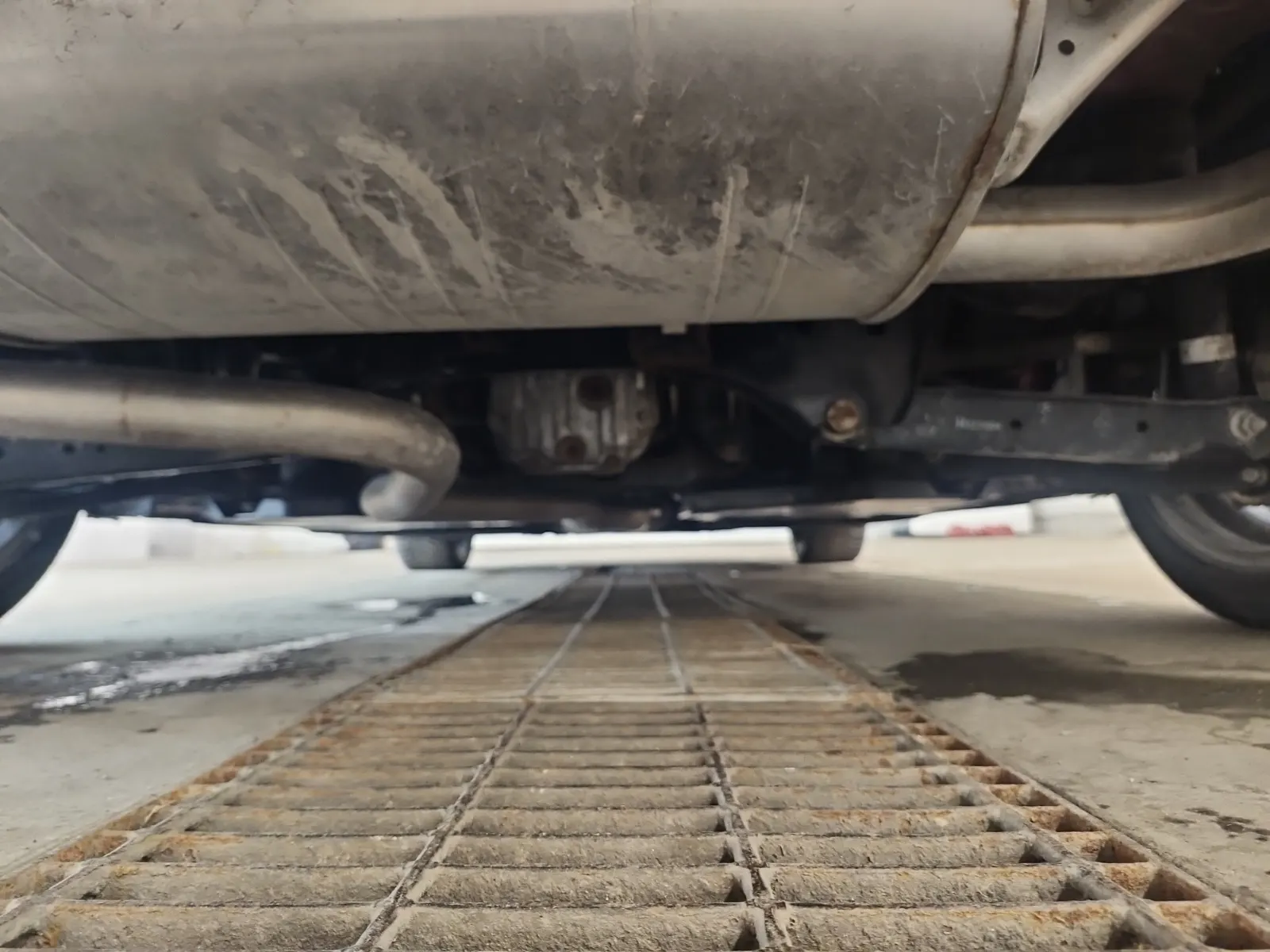 Undercarriage - Rear Photo